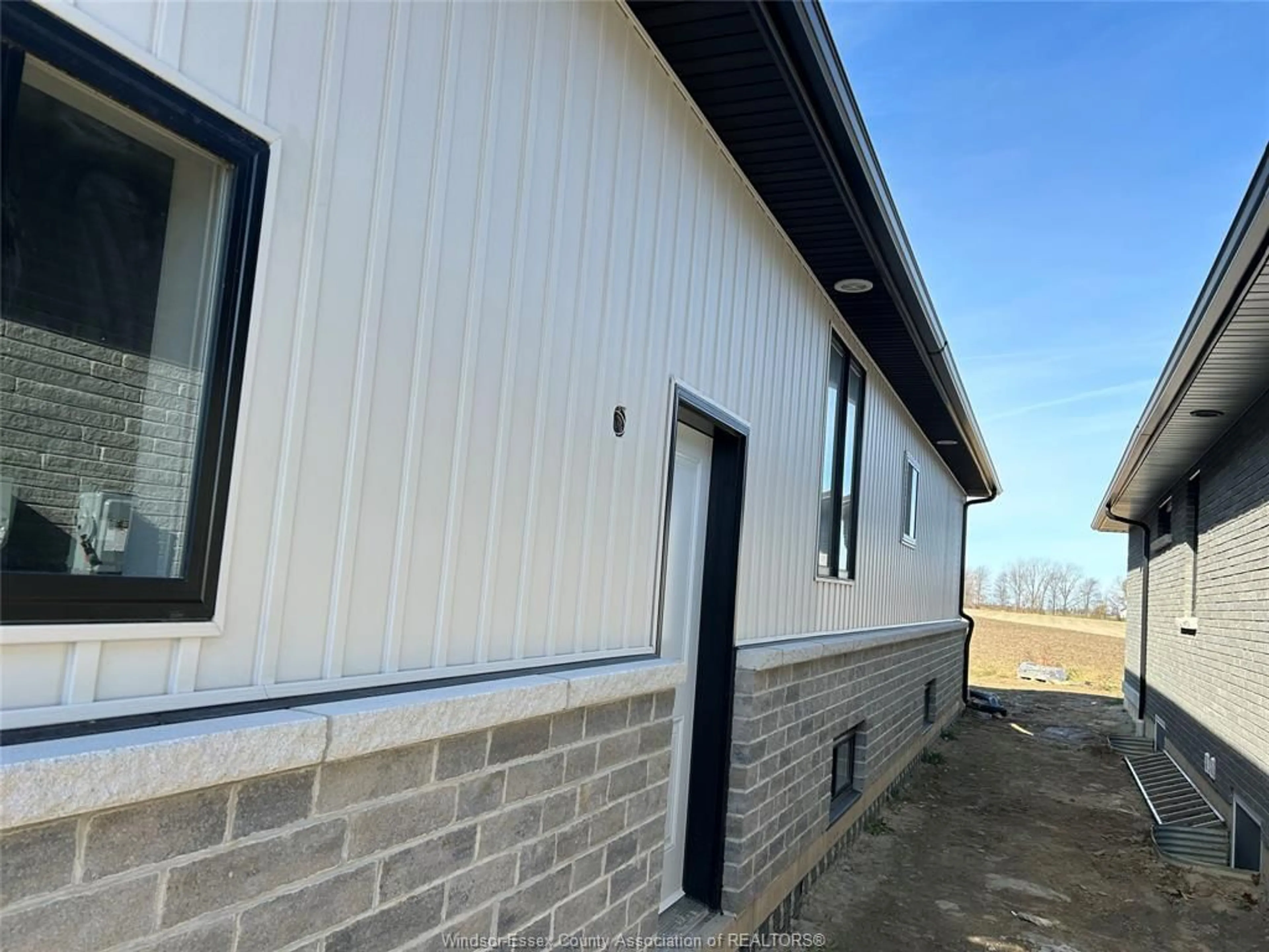 Home with vinyl exterior material, building for 99 VALENCIA Dr, Chatham Ontario N7L 0G3