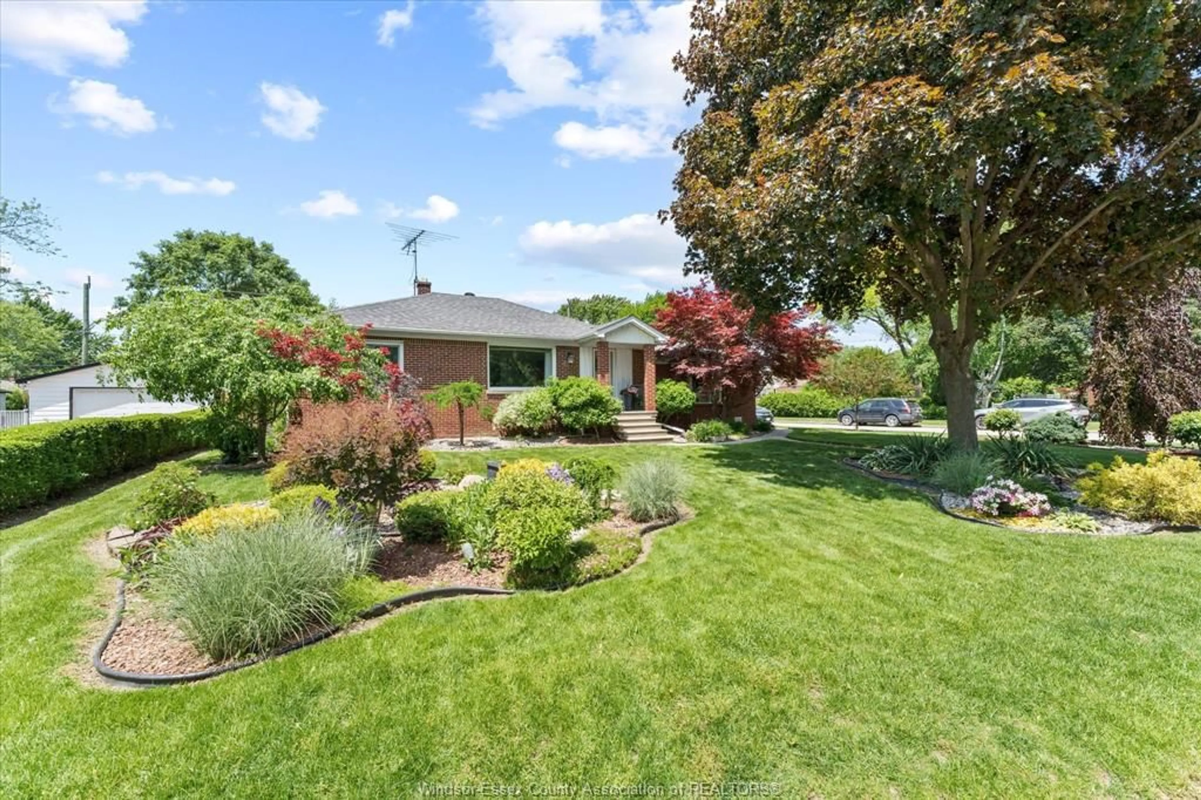 A pic from outside/outdoor area/front of a property/back of a property/a pic from drone, unknown for 1210 ROSELAWN Dr, Windsor Ontario N9E 1L6