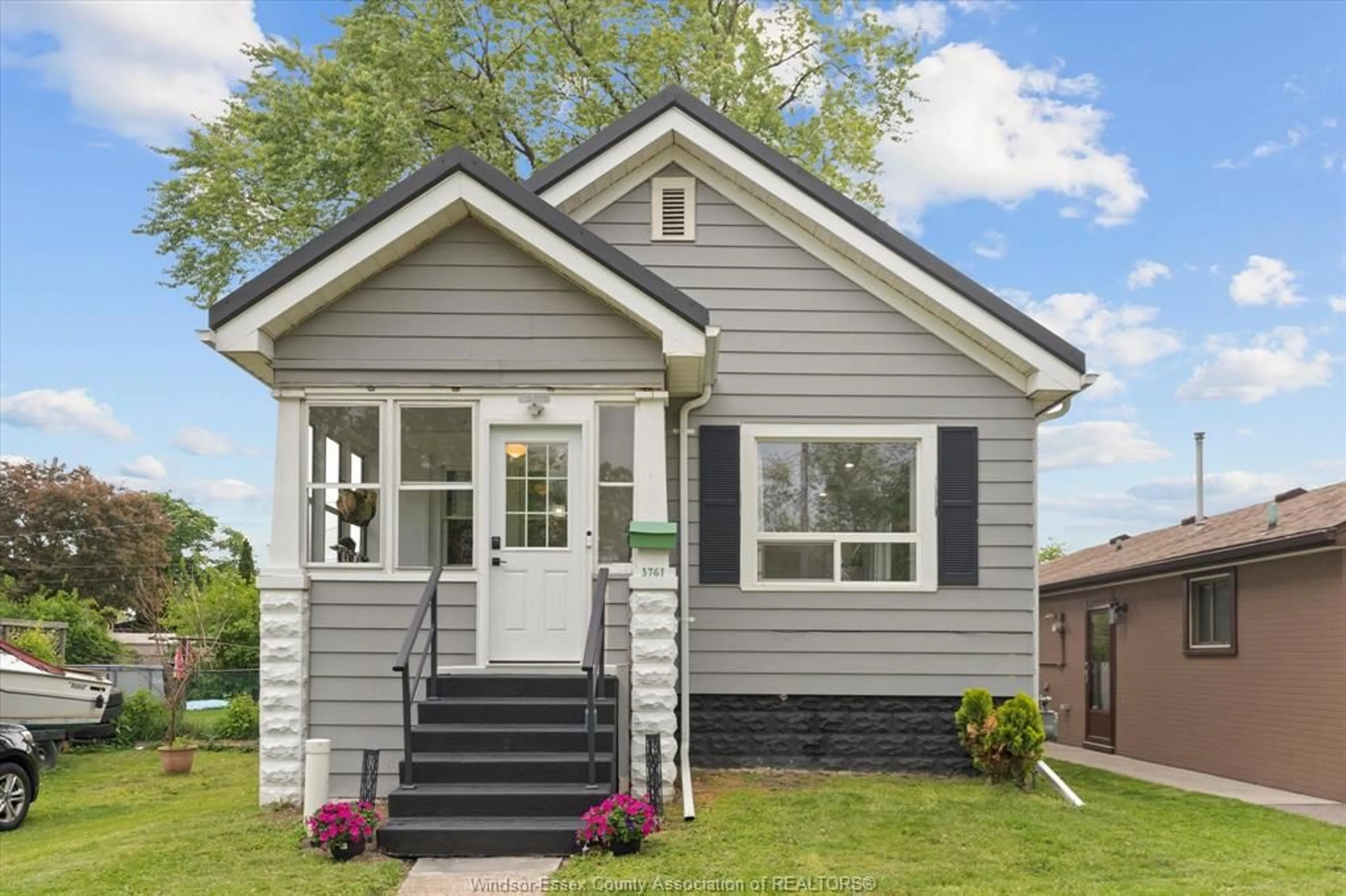 Home with vinyl exterior material, street for 3761 MONTCALM St, Windsor Ontario N9C 2B1