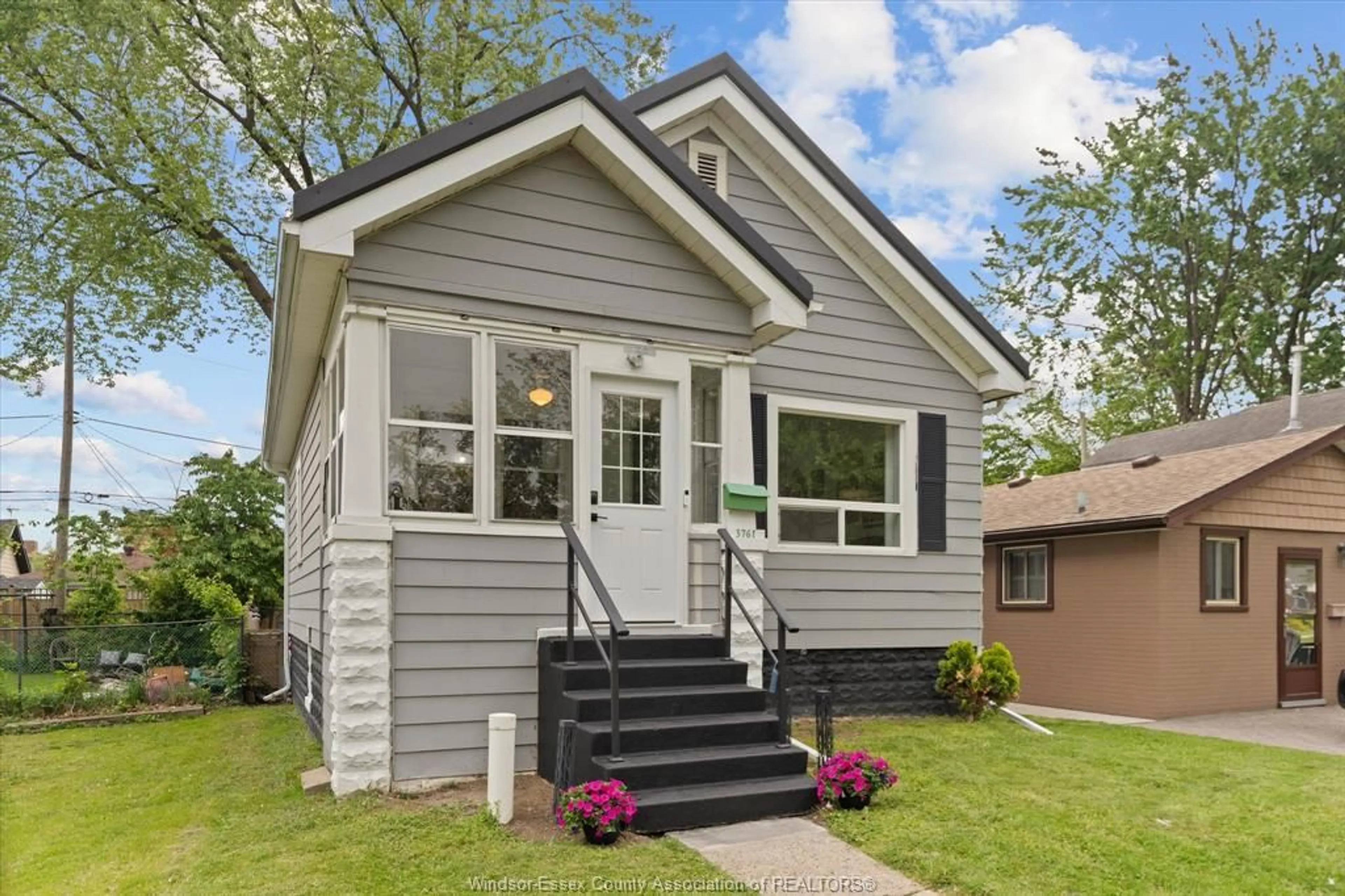 Home with vinyl exterior material, street for 3761 MONTCALM St, Windsor Ontario N9C 2B1