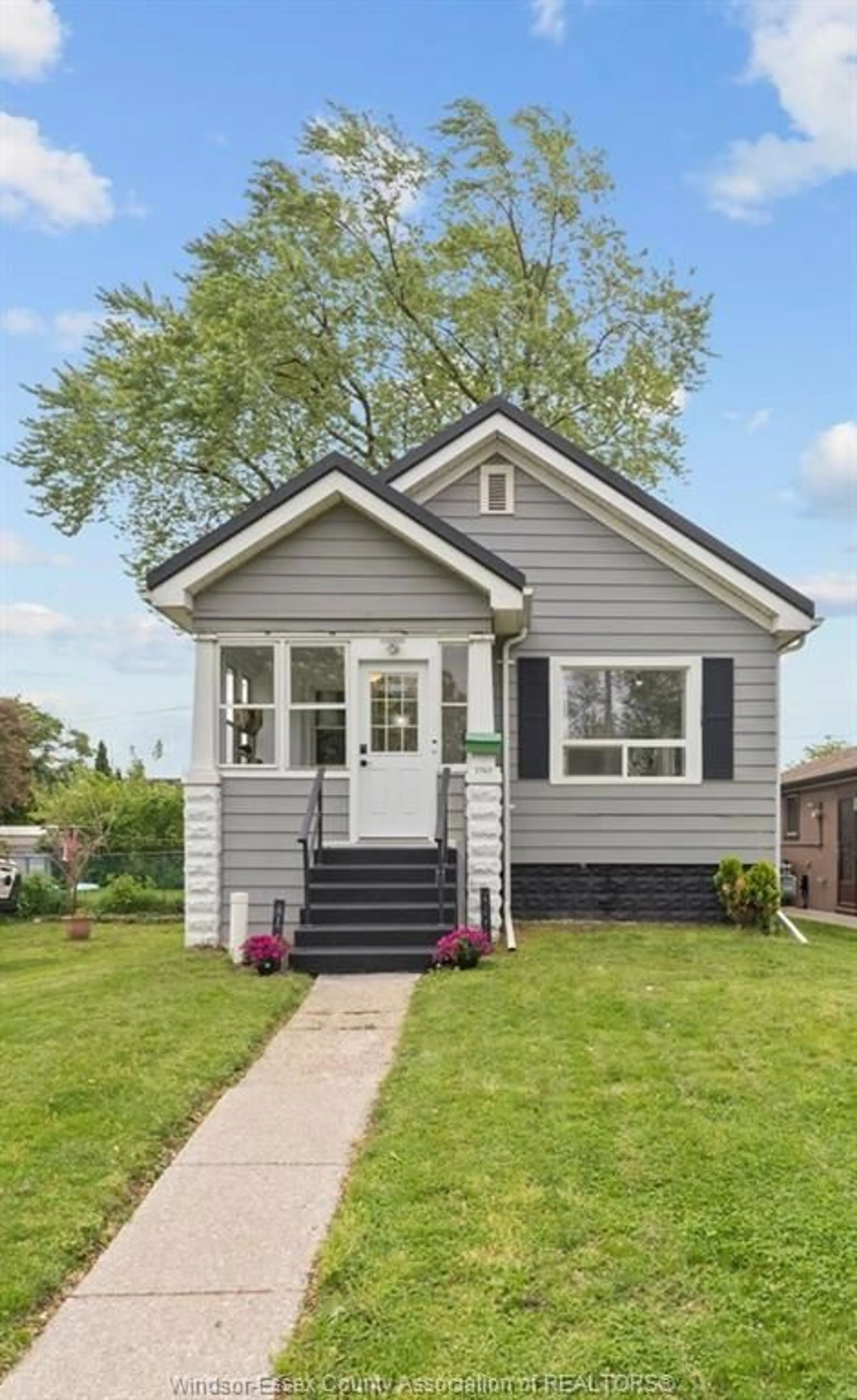 Home with vinyl exterior material, street for 3761 MONTCALM St, Windsor Ontario N9C 2B1