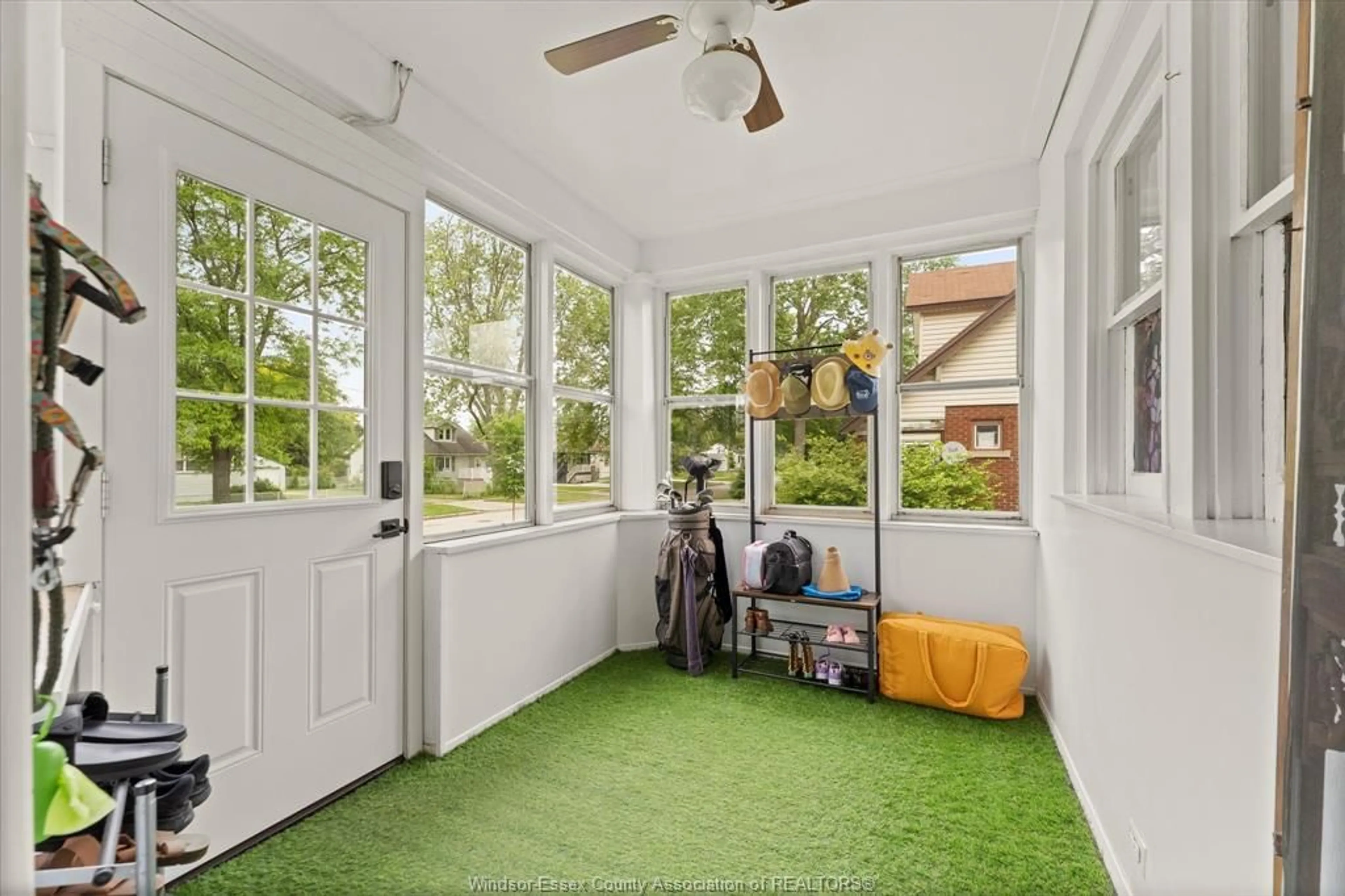 Indoor entryway for 3761 MONTCALM St, Windsor Ontario N9C 2B1