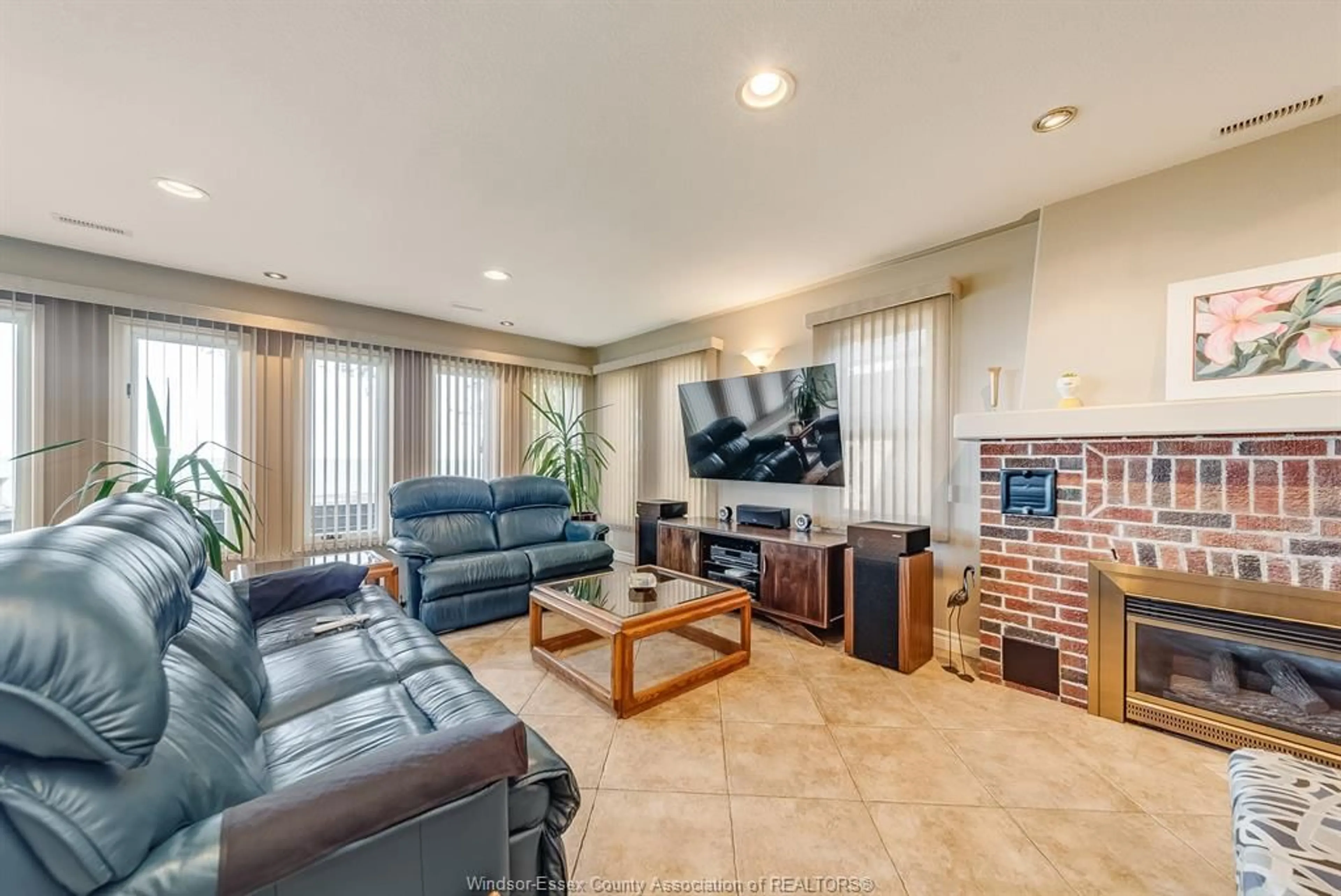 Living room with furniture, ceramic/tile floor for 700 POINT PELEE, Leamington Ontario N8H 3V4