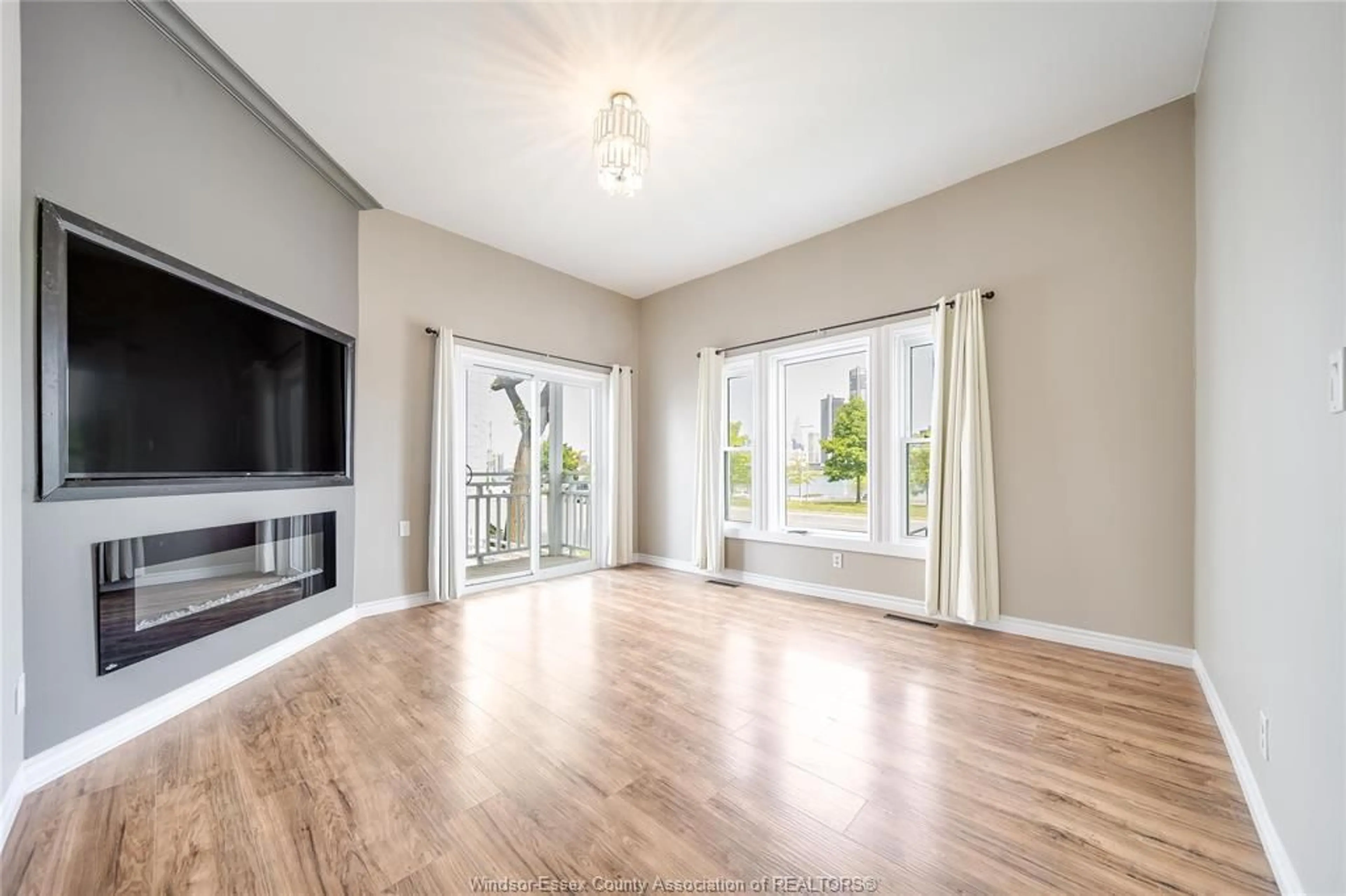 A pic of a room for 561 RIVERSIDE Dr, Windsor Ontario N9A 2T1