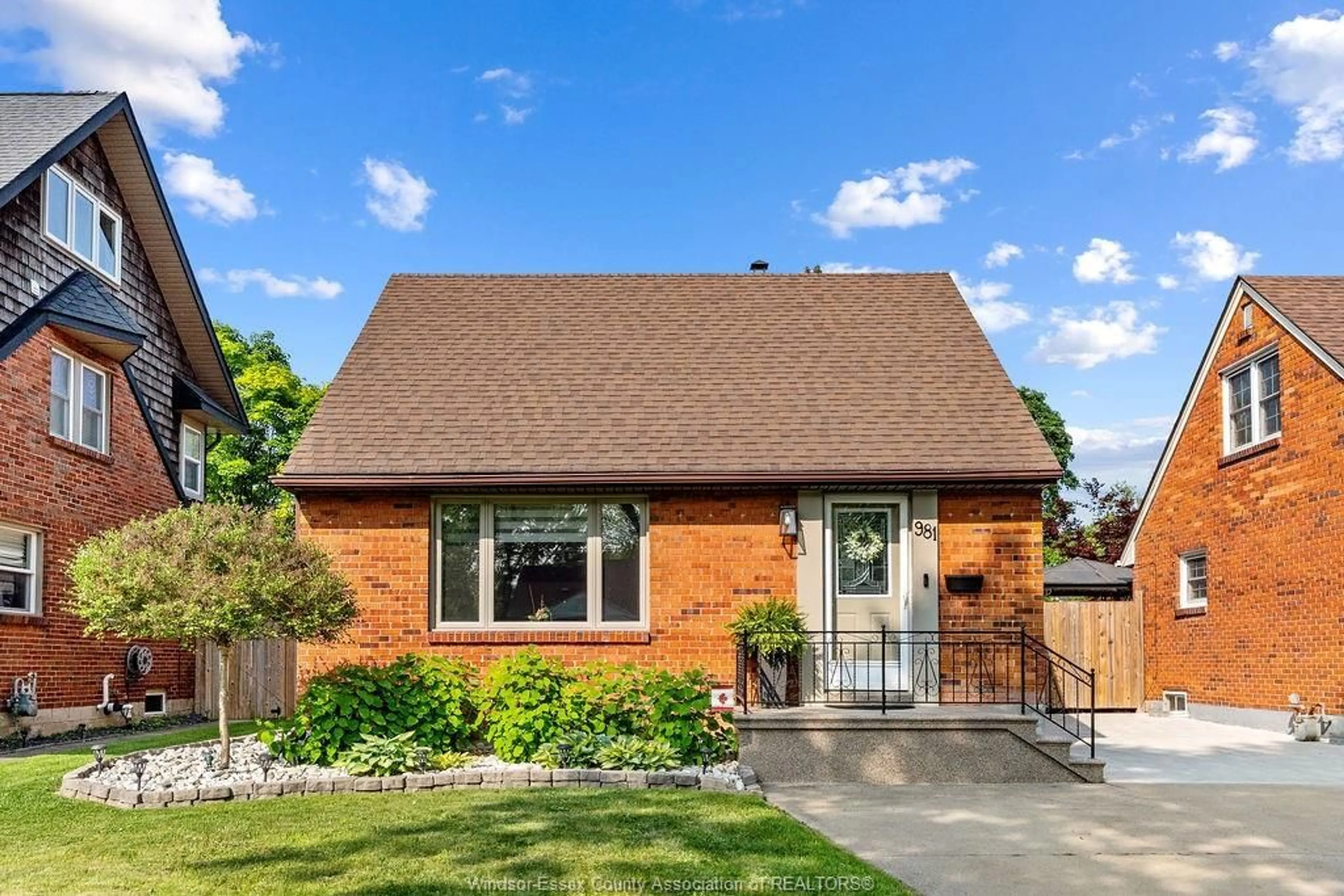 Home with brick exterior material, street for 981 THOMPSON Blvd, Windsor Ontario N8S 2G7