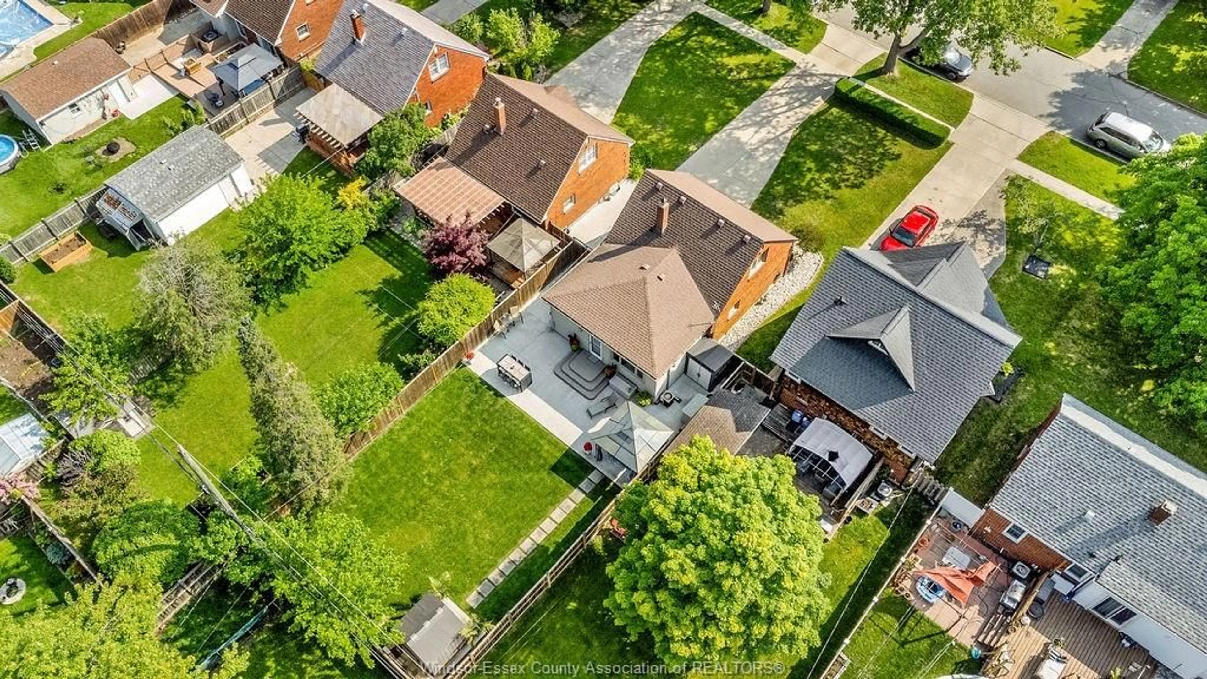 A pic from outside/outdoor area/front of a property/back of a property/a pic from drone, street for 981 THOMPSON Blvd, Windsor Ontario N8S 2G7