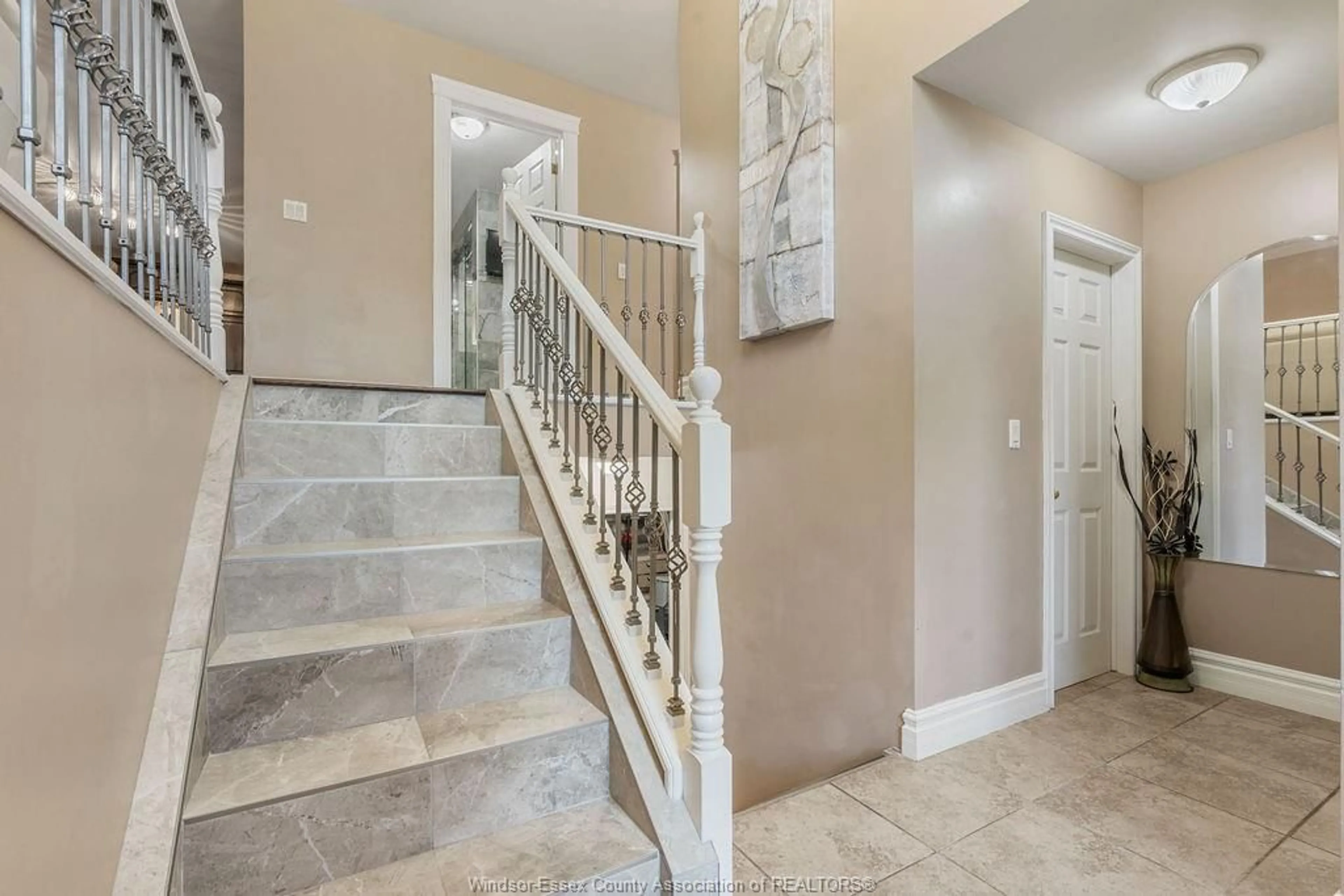 Indoor entryway for 521 BRENDA Cres, Tecumseh Ontario N8N 3H8