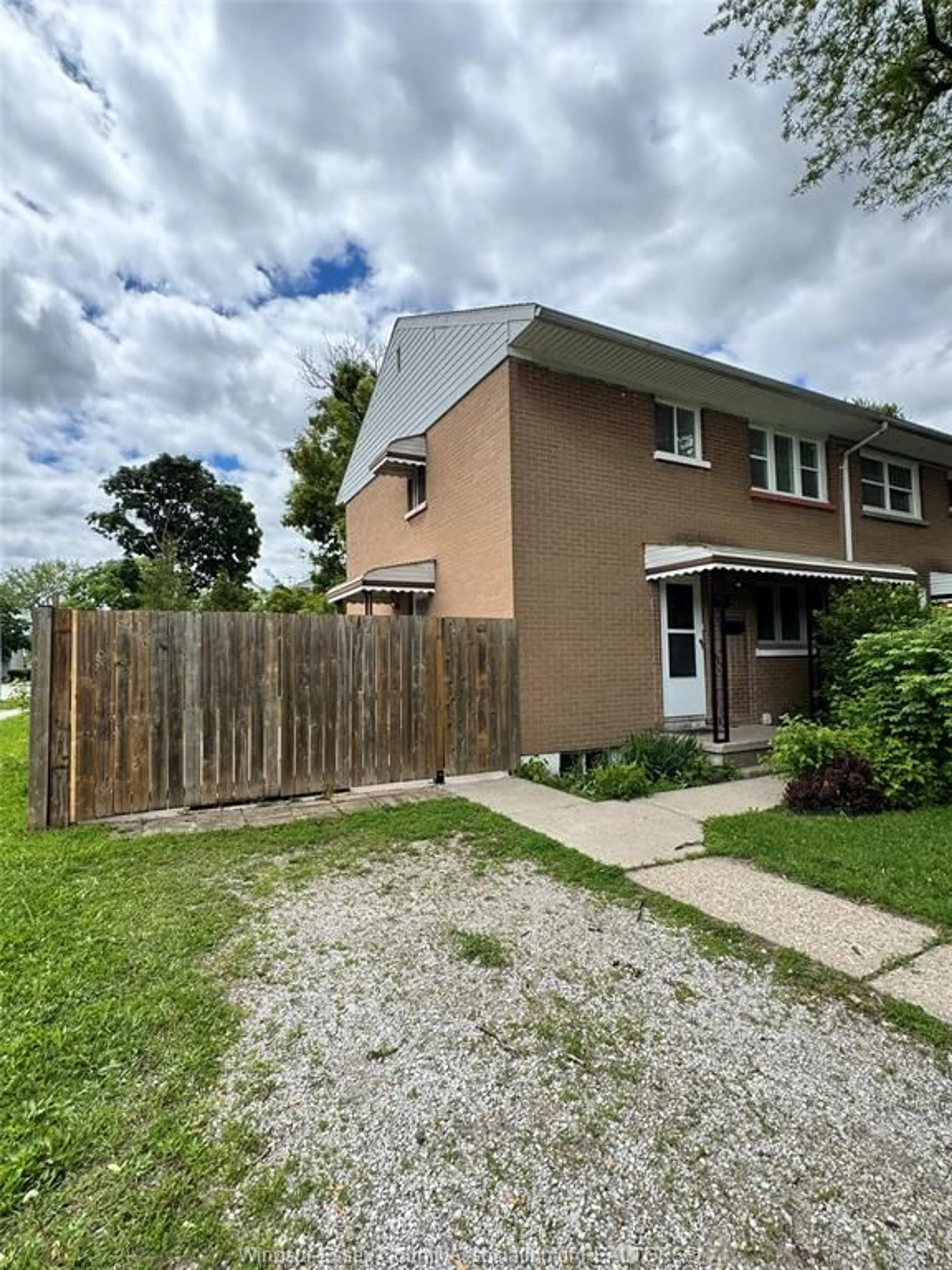 A pic from outside/outdoor area/front of a property/back of a property/a pic from drone, street for 931 RANDOLPH Ave, Windsor Ontario N9B 2V1