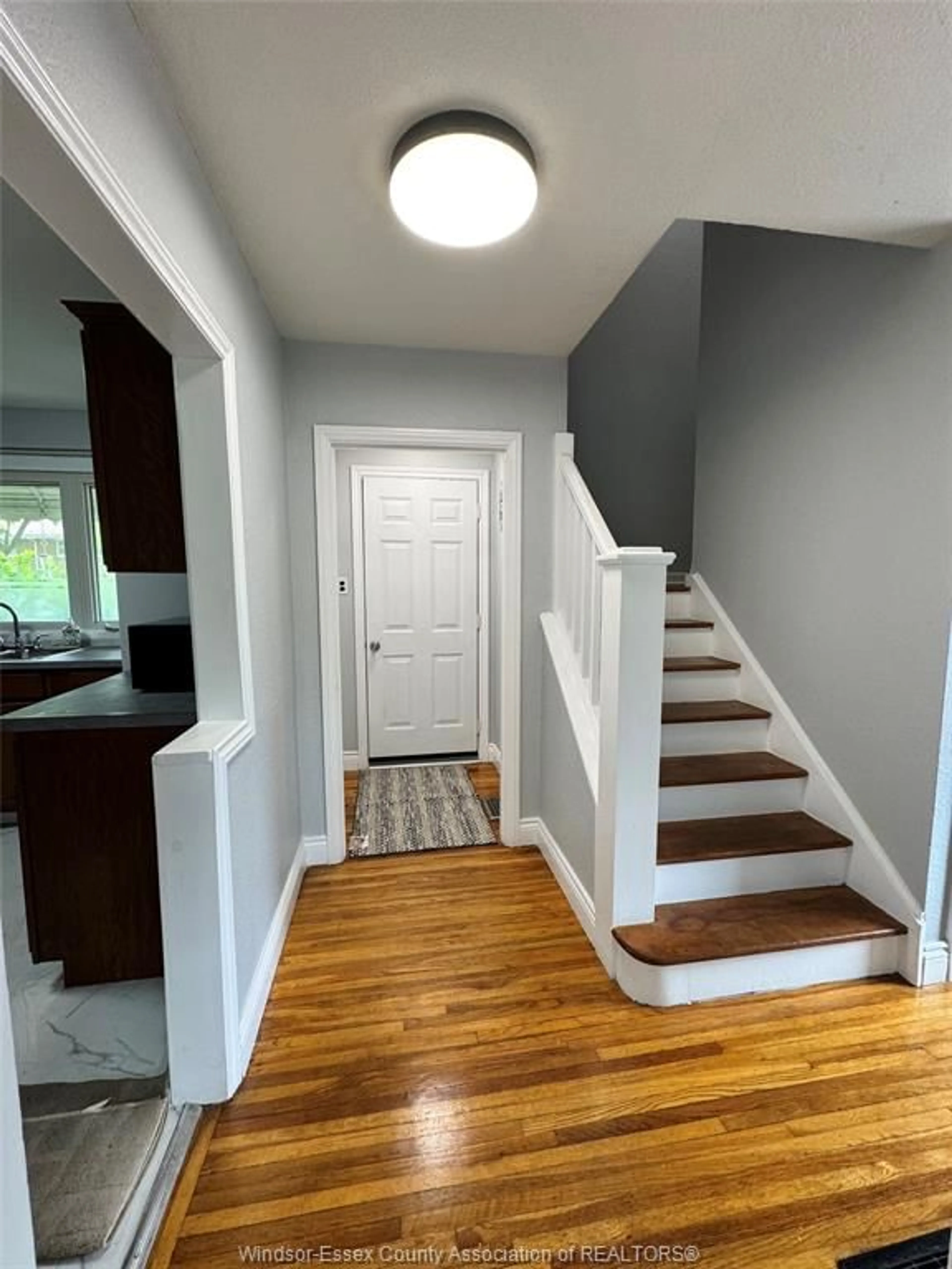 Indoor entryway for 931 RANDOLPH Ave, Windsor Ontario N9B 2V1
