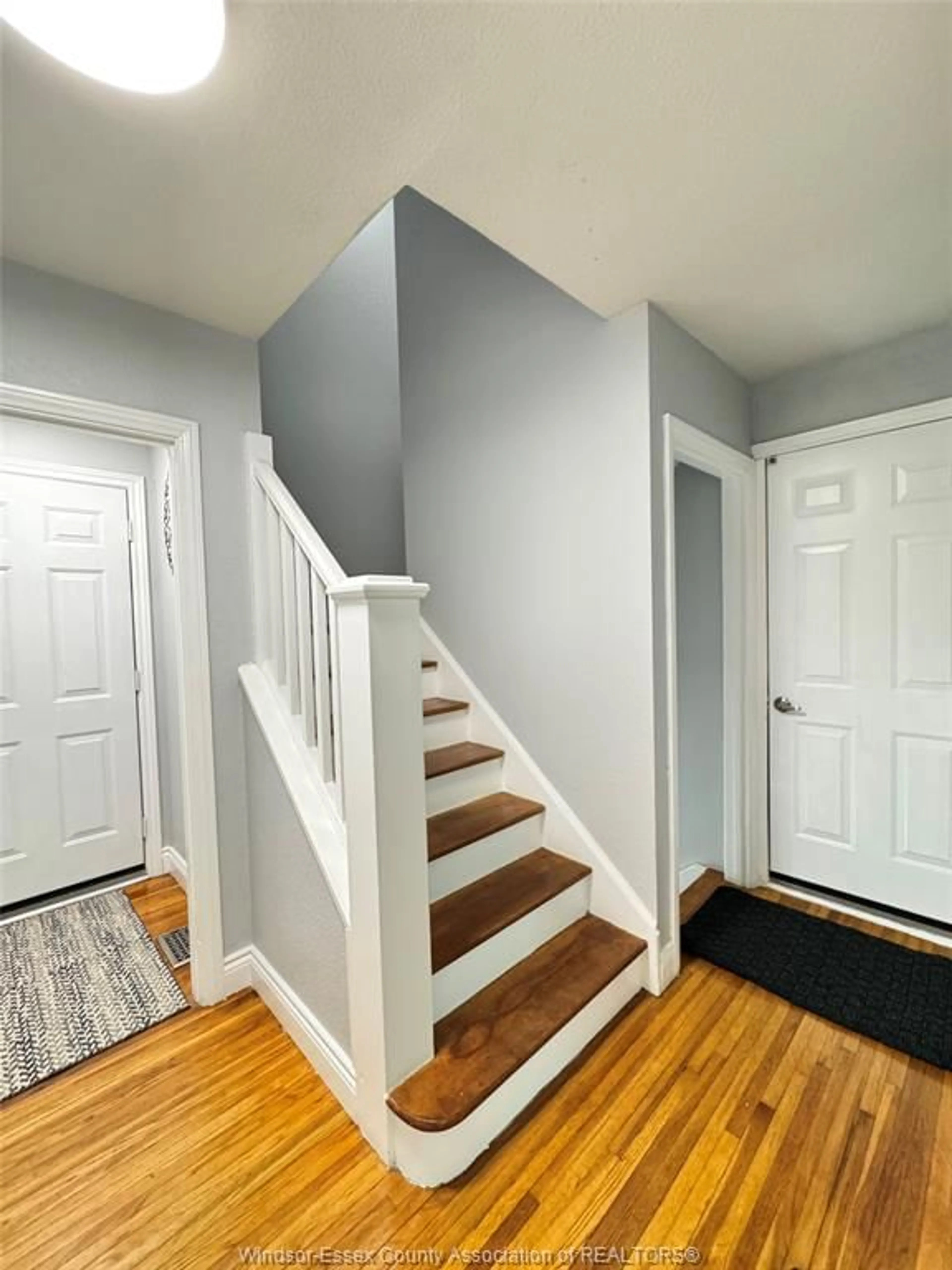 Indoor entryway for 931 RANDOLPH Ave, Windsor Ontario N9B 2V1