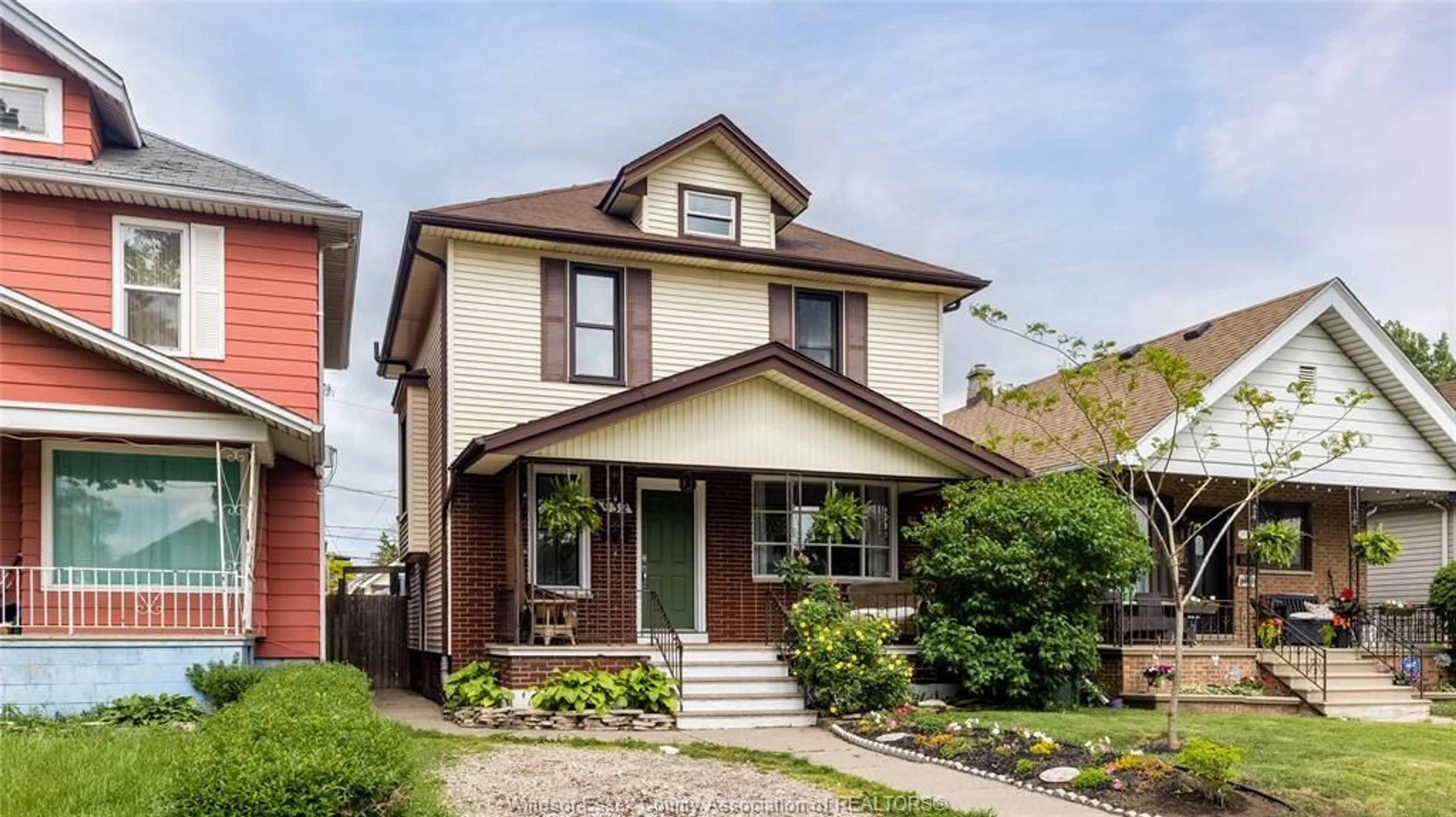 Home with brick exterior material, street for 932 MARENTETTE Ave, Windsor Ontario N9A 2A3