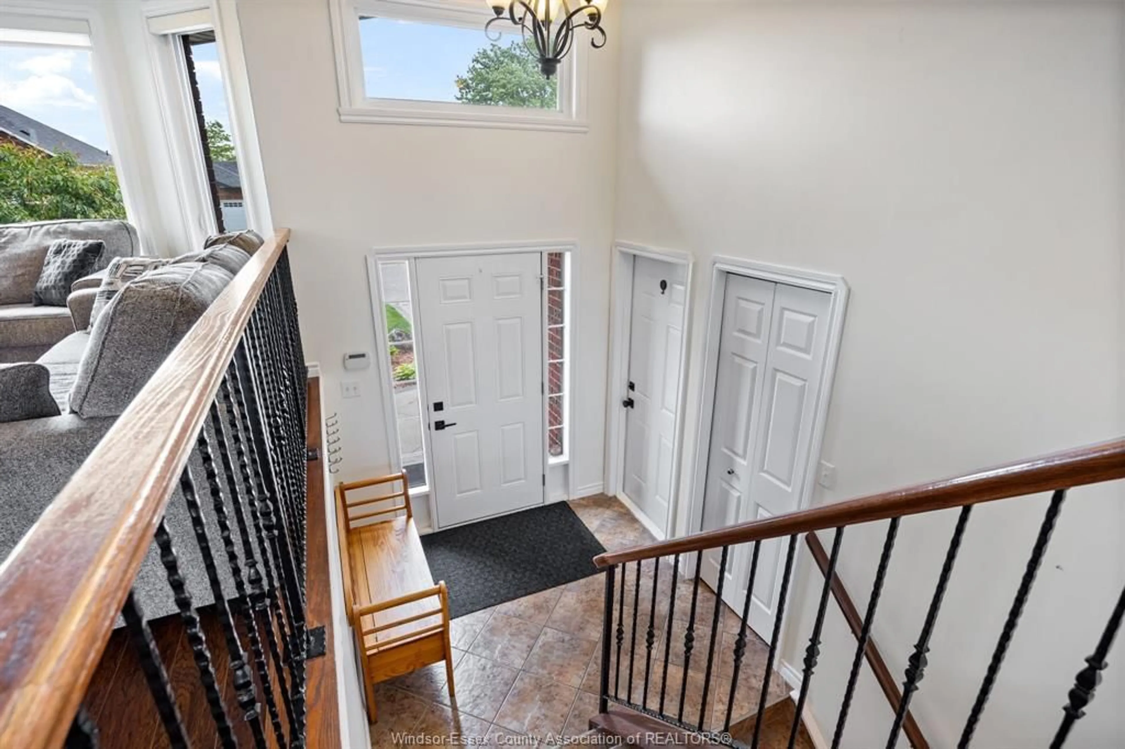 Indoor entryway for 1487 MAGNOLIA, Windsor Ontario N8P 1Z1