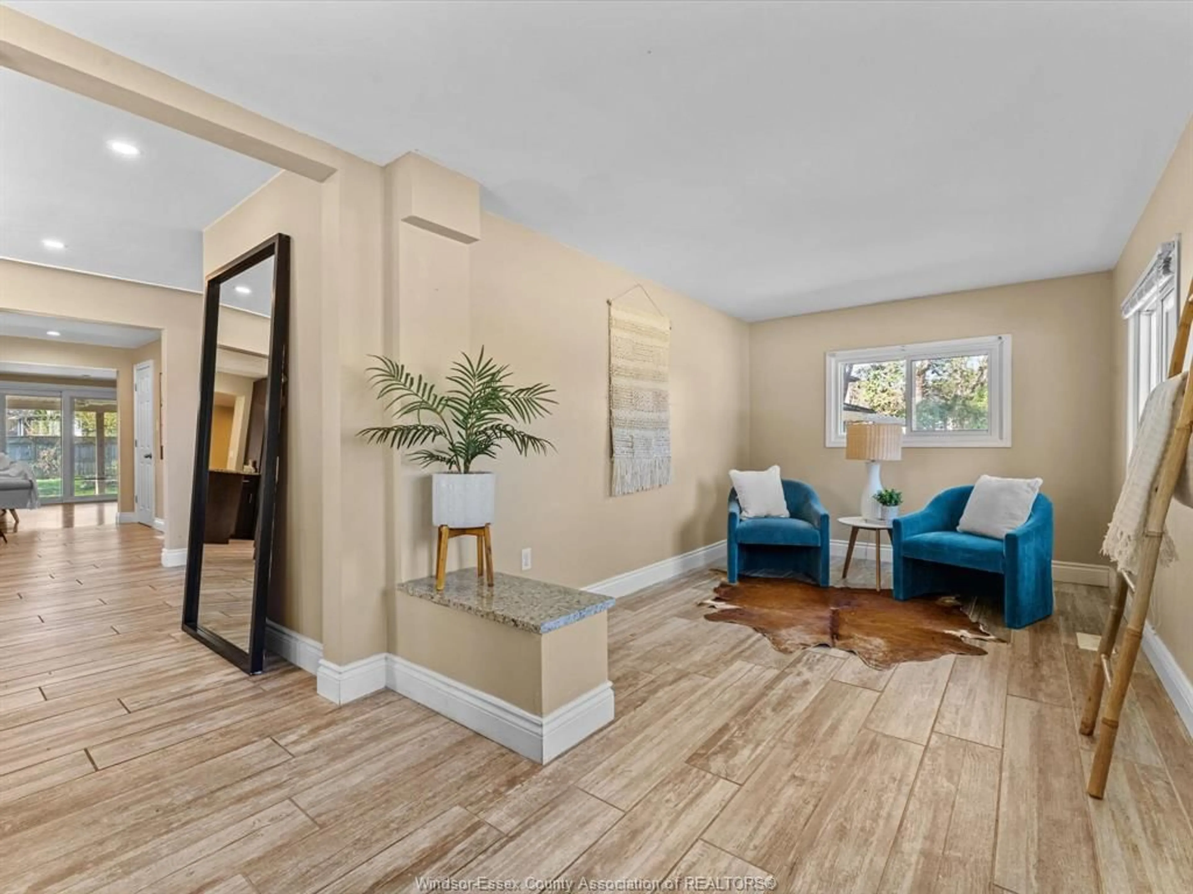 Indoor entryway for 553 OLD TECUMSEH Rd, Lakeshore Ontario N0R 1A0