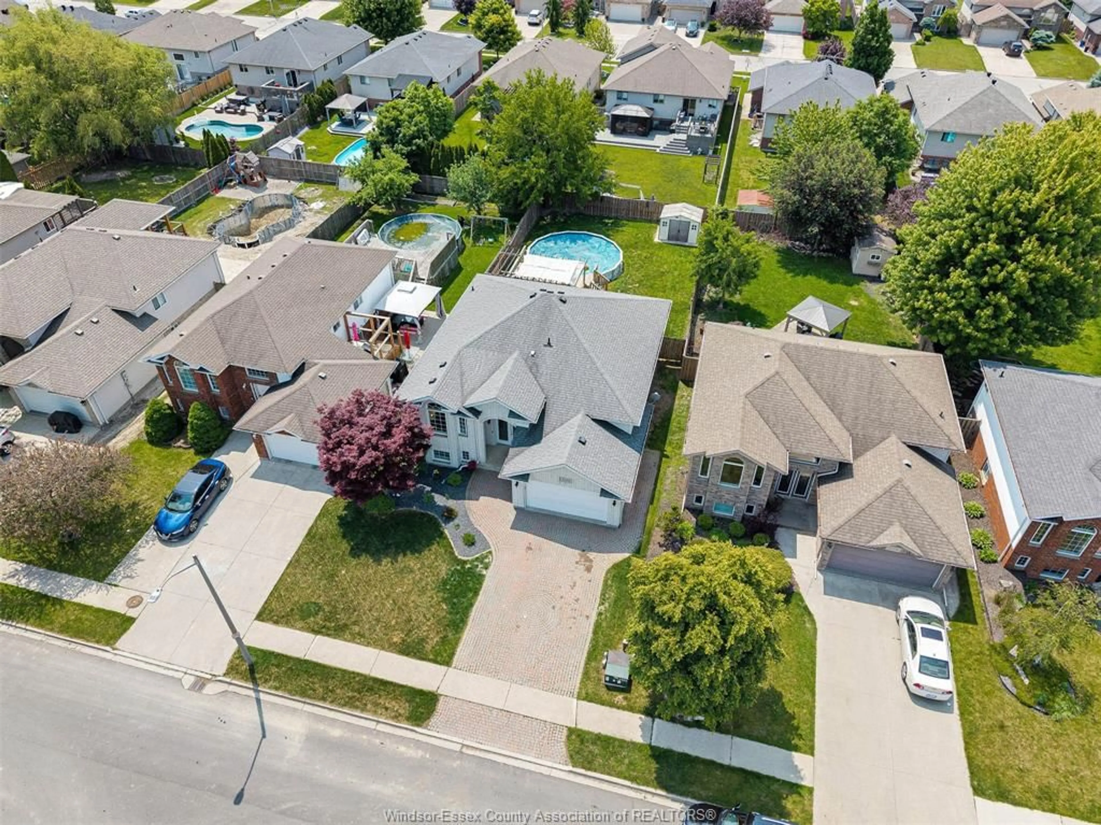 A pic from outside/outdoor area/front of a property/back of a property/a pic from drone, street for 1121 KING LOUIS, Lakeshore Ontario N8L 0V3