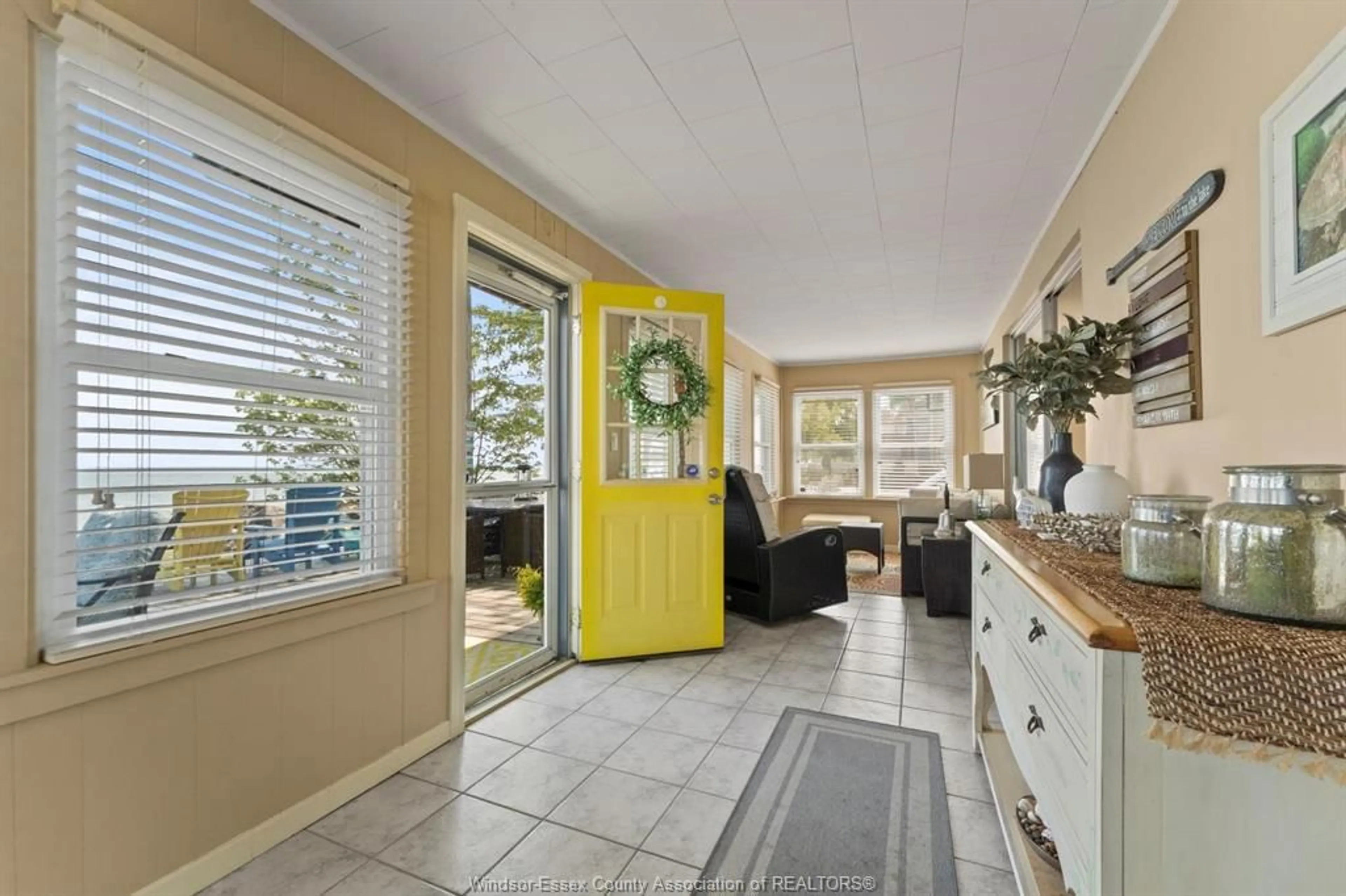 Indoor entryway for 789 CEDAR ISLAND Lane, Kingsville Ontario N9Y 3W4
