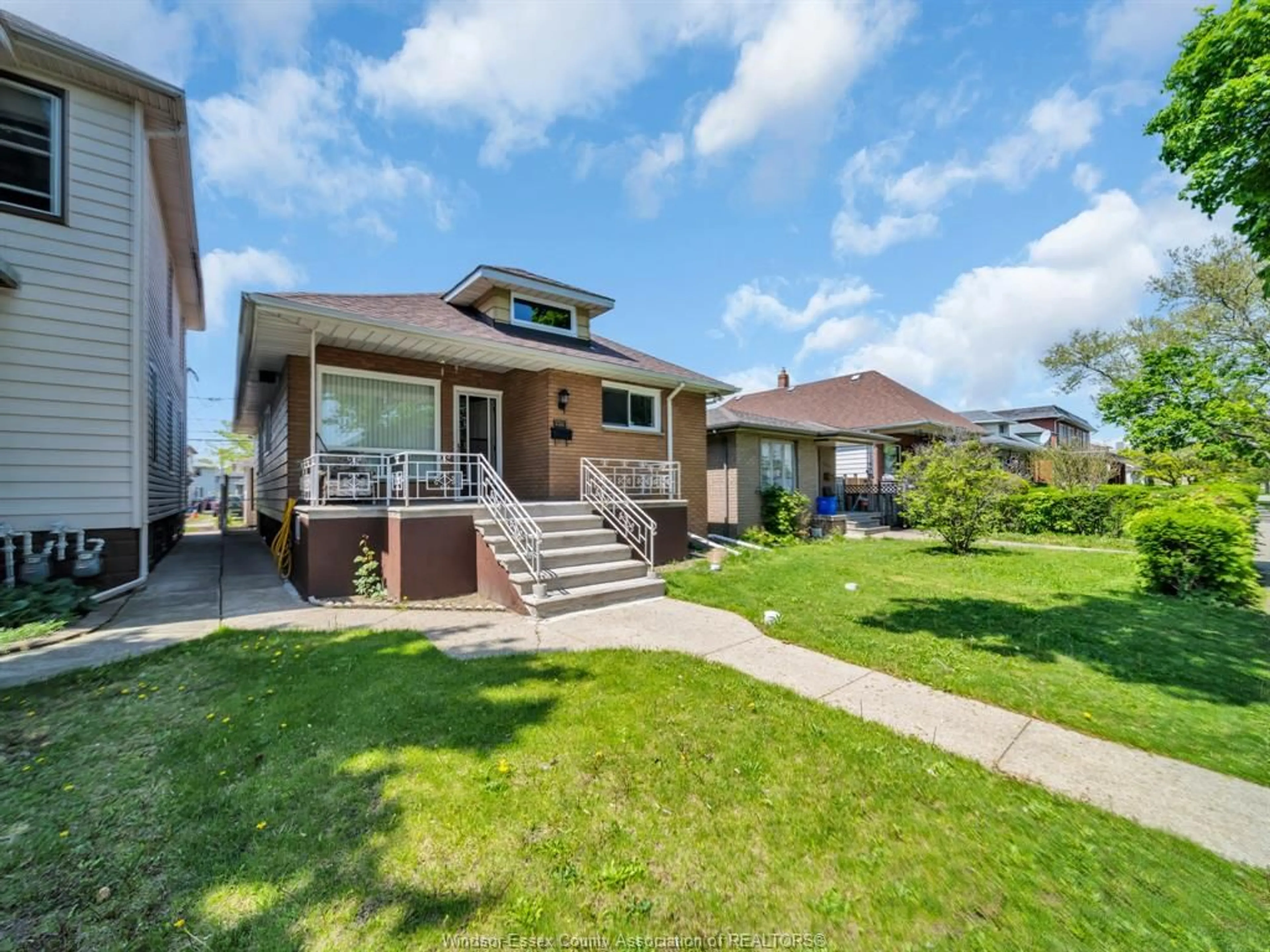 Home with vinyl exterior material, street for 1061 HOWARD, Windsor Ontario N9A 1S6