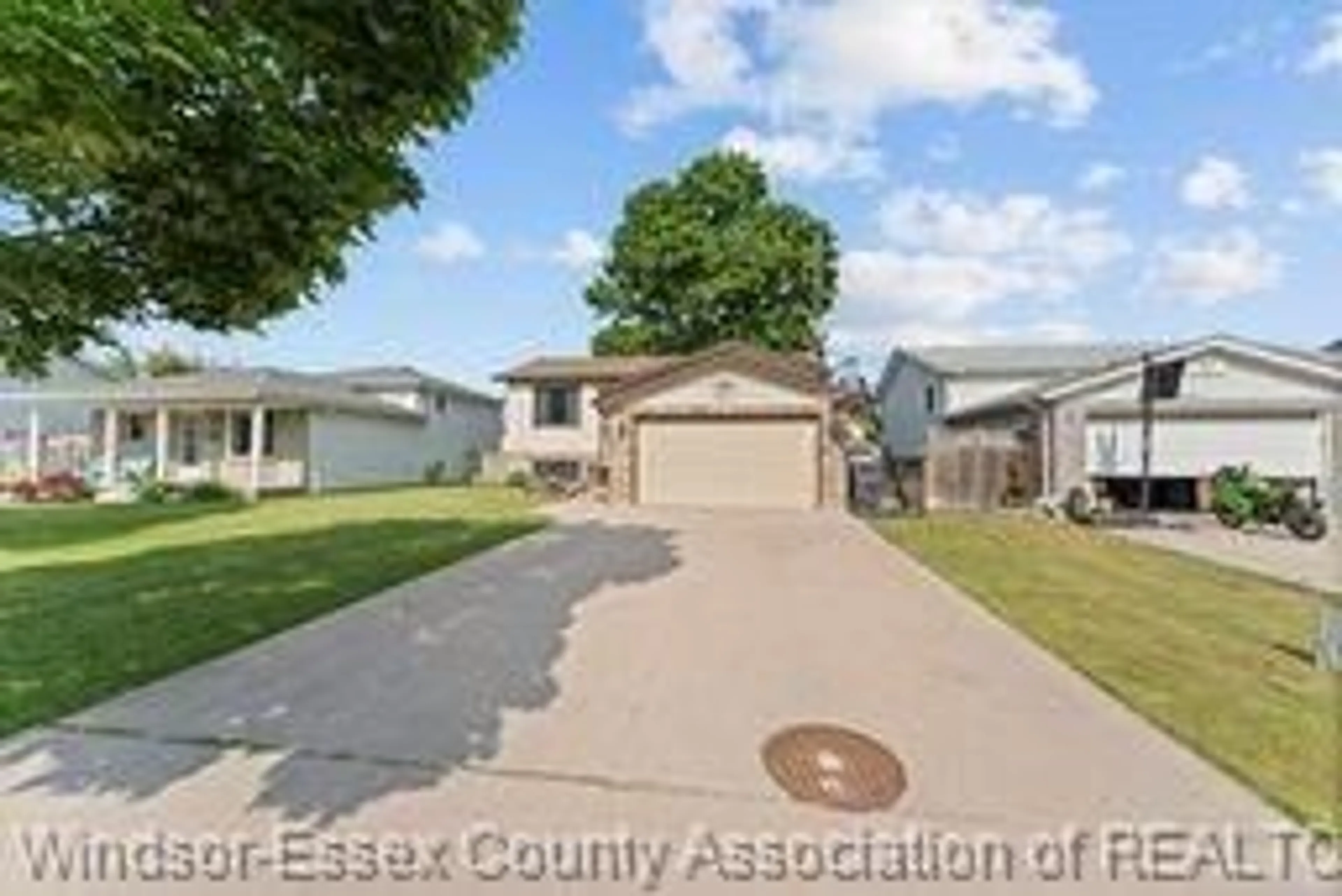 A pic from outside/outdoor area/front of a property/back of a property/a pic from drone, street for 97 ILLINOIS St, Amherstburg Ontario N9V 3Y3
