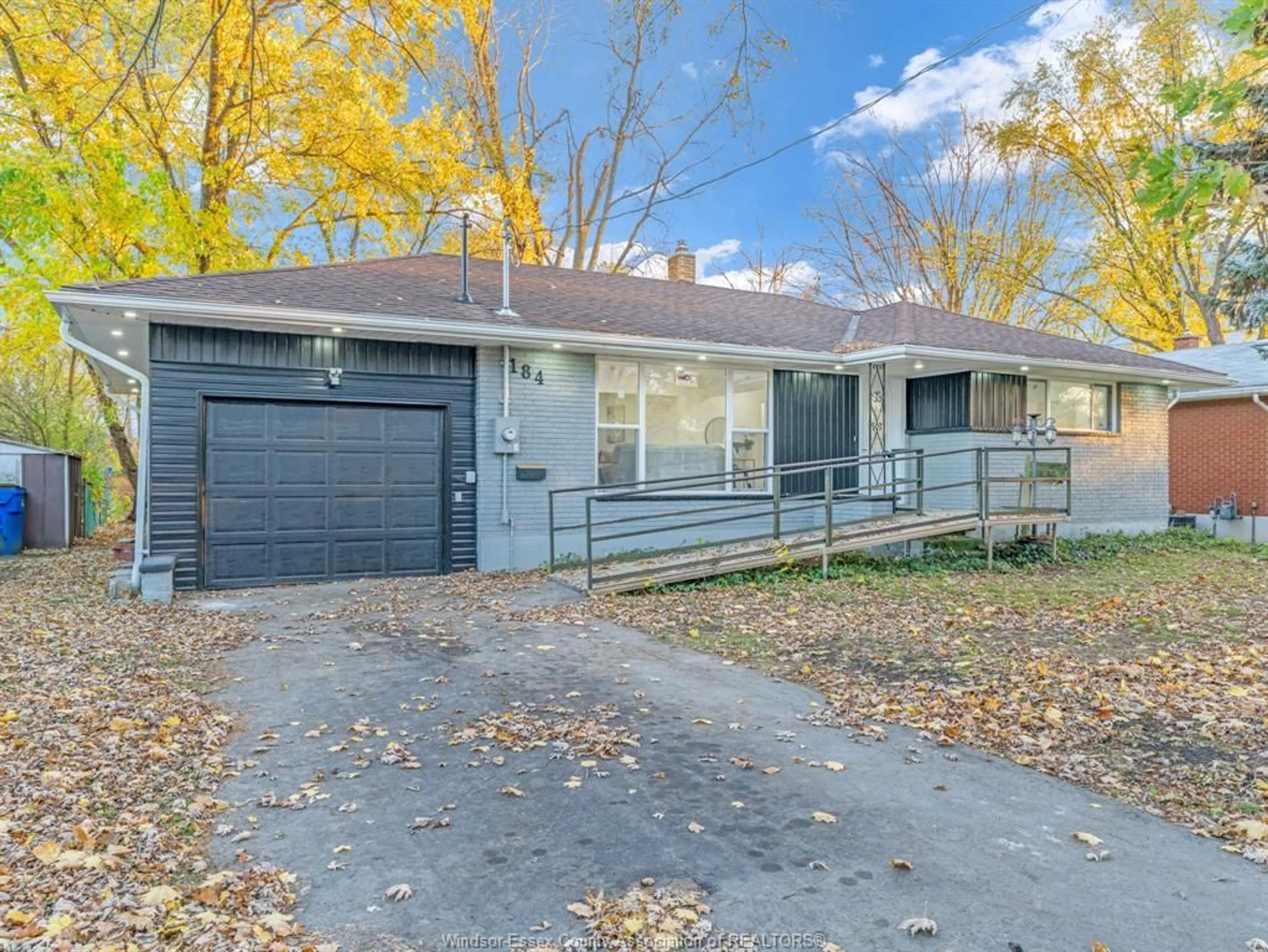 Home with vinyl exterior material, street for 184 ELLIS St, Chatham Ontario N7L 2M1