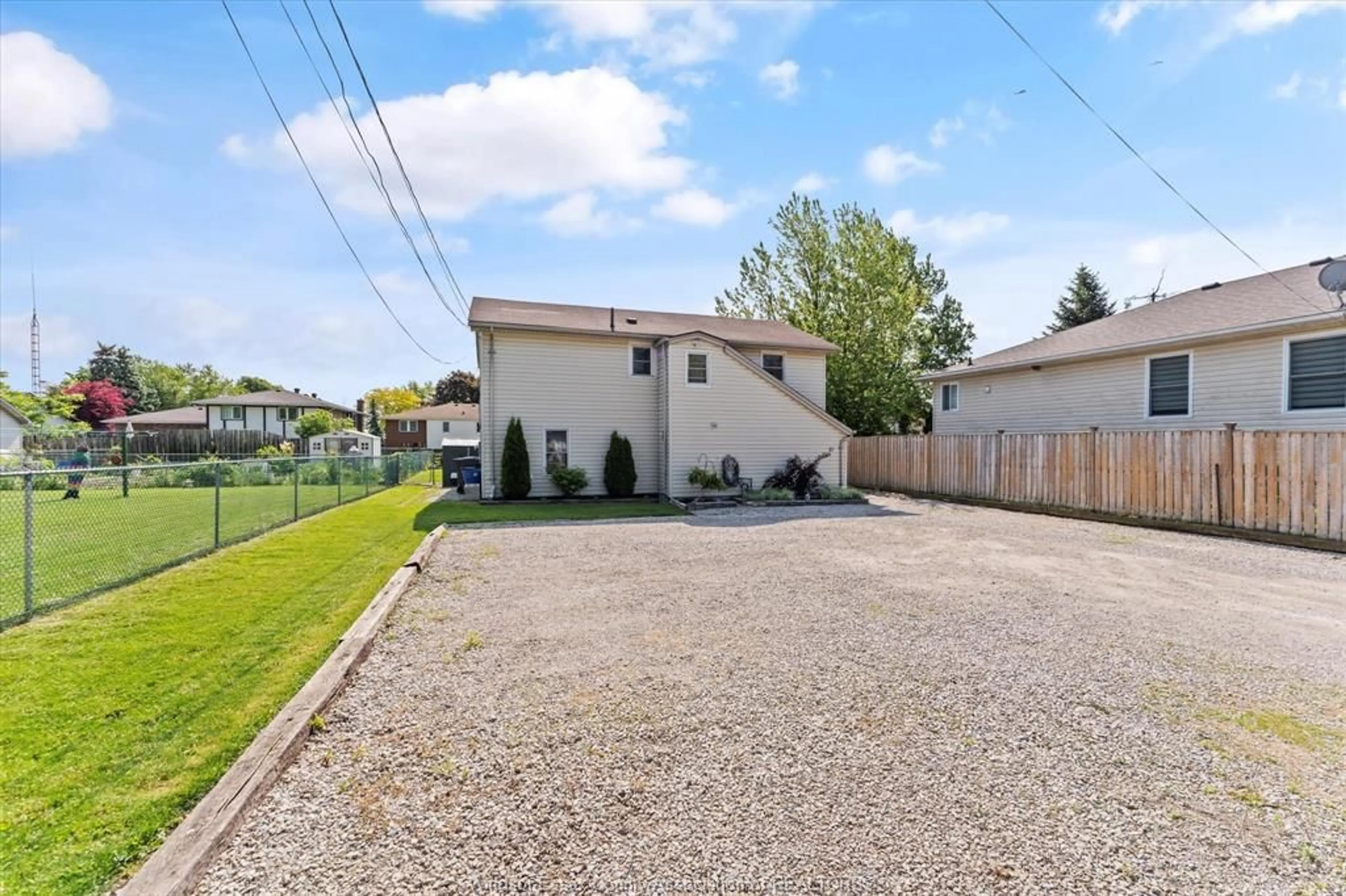 A pic from outside/outdoor area/front of a property/back of a property/a pic from drone, street for 37 FRYER St, Amherstburg Ontario N9V 2L5
