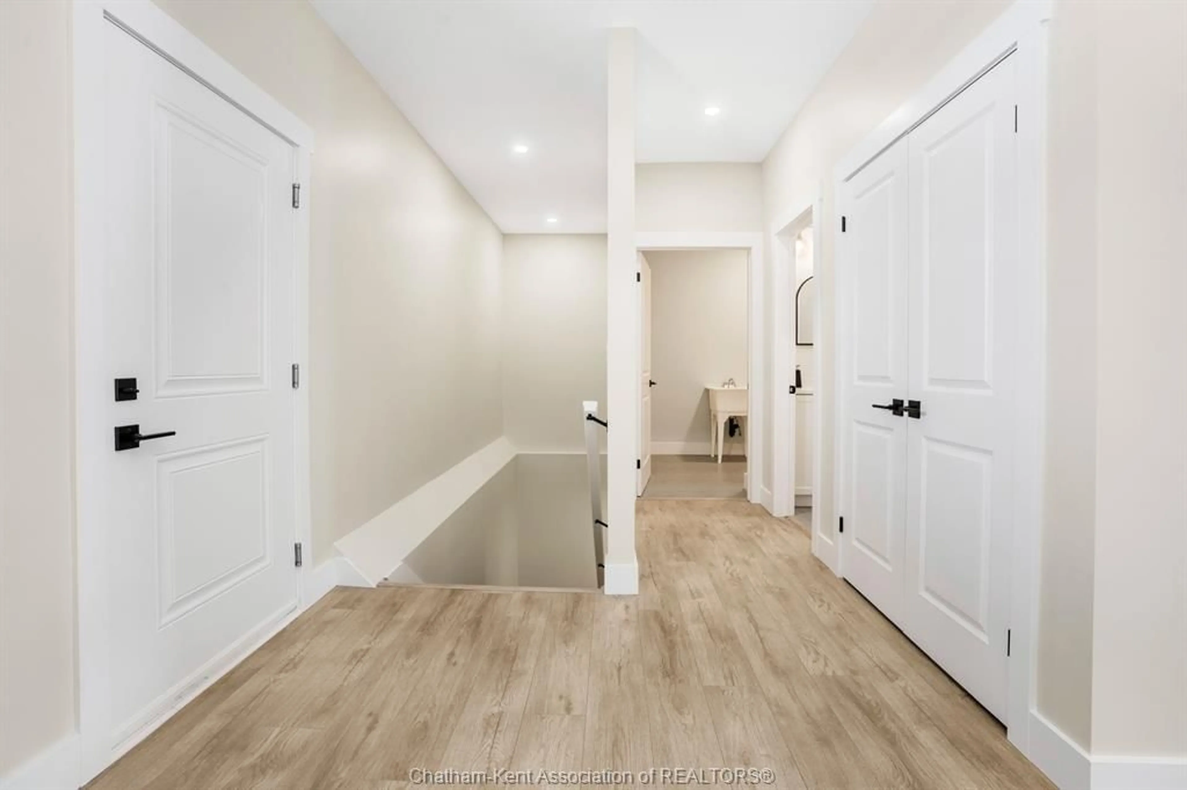 Indoor entryway for 32 Duskridge Rd, Chatham Ontario N7L 0G7