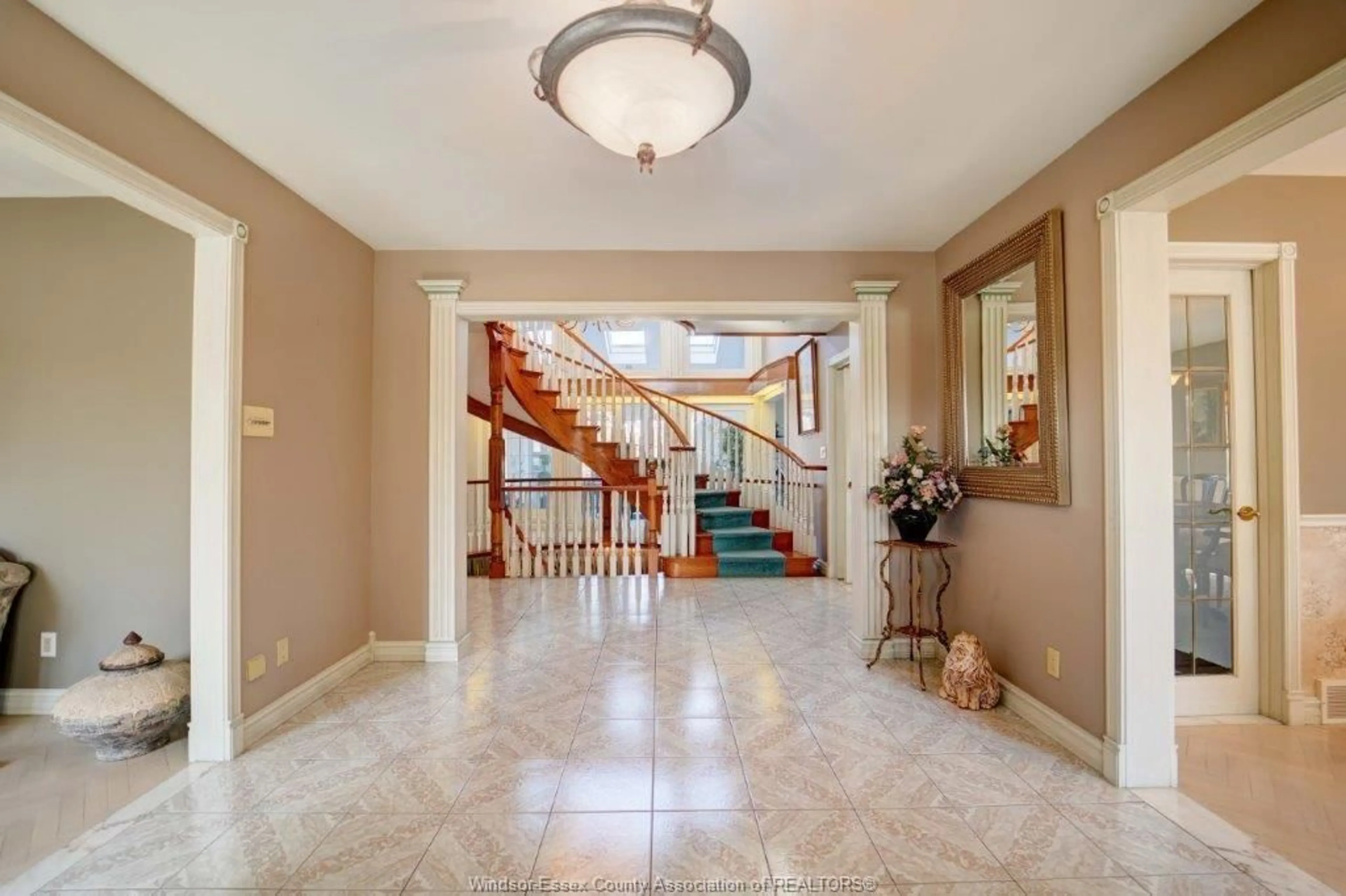 Indoor foyer for 492 OLD TECUMSEH Rd, Lakeshore Ontario N8N 3S8