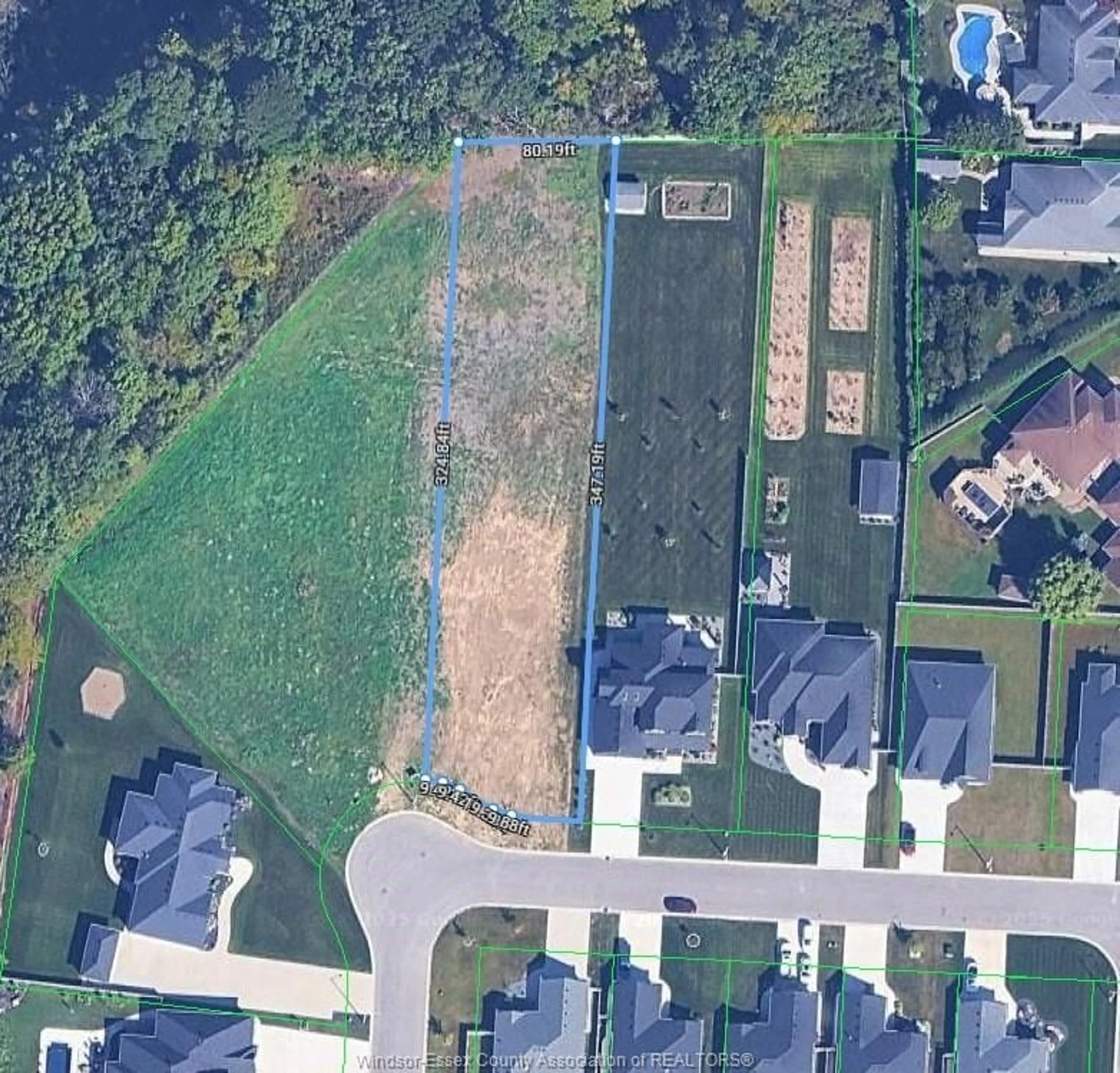 A pic from outside/outdoor area/front of a property/back of a property/a pic from drone, street for 18 YORK Blvd, Kingsville Ontario N9Y 0E5