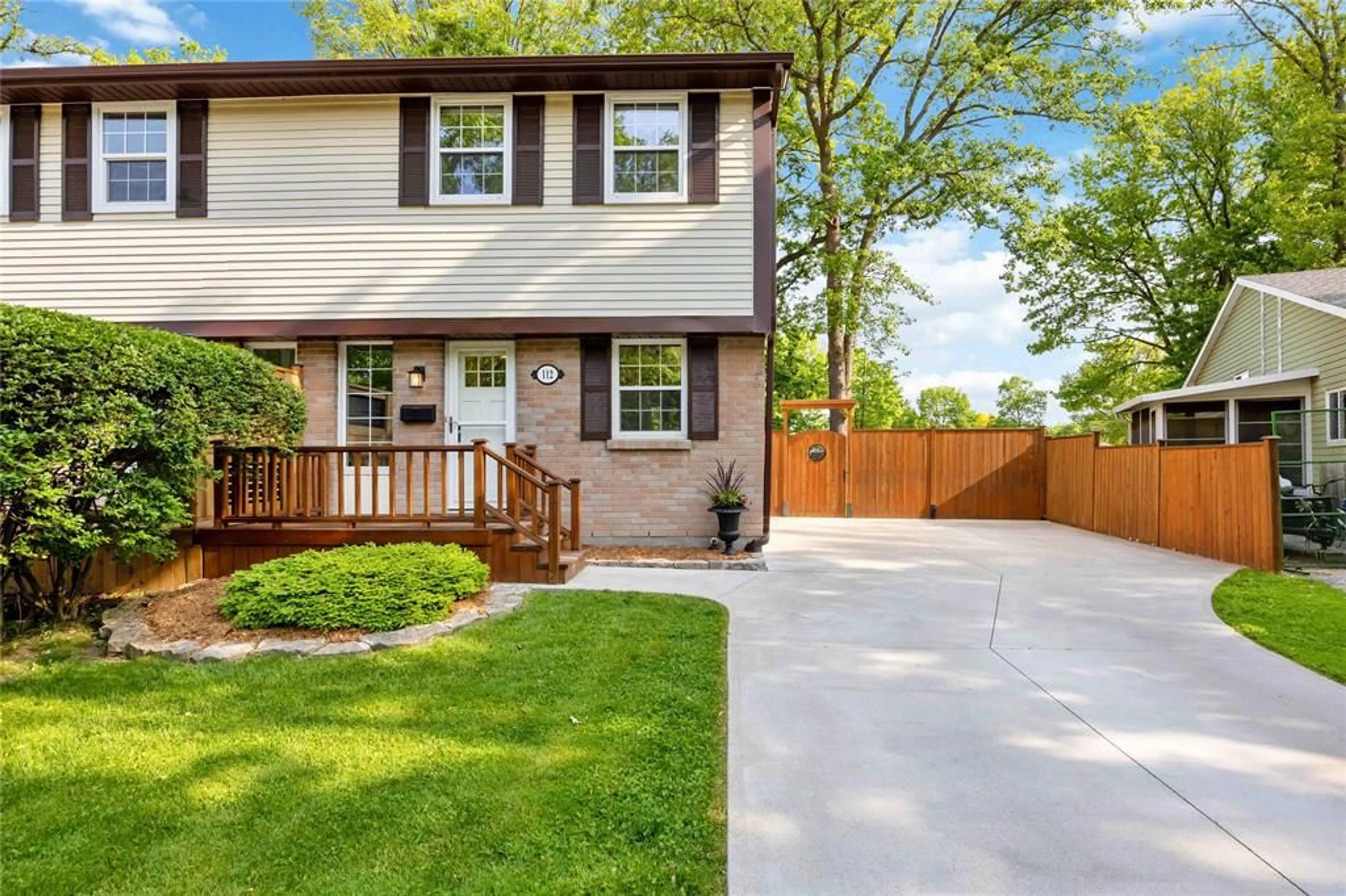 Home with vinyl exterior material, street for 112 FAIRVIEW Pl, Sarnia Ontario N7S 4E1