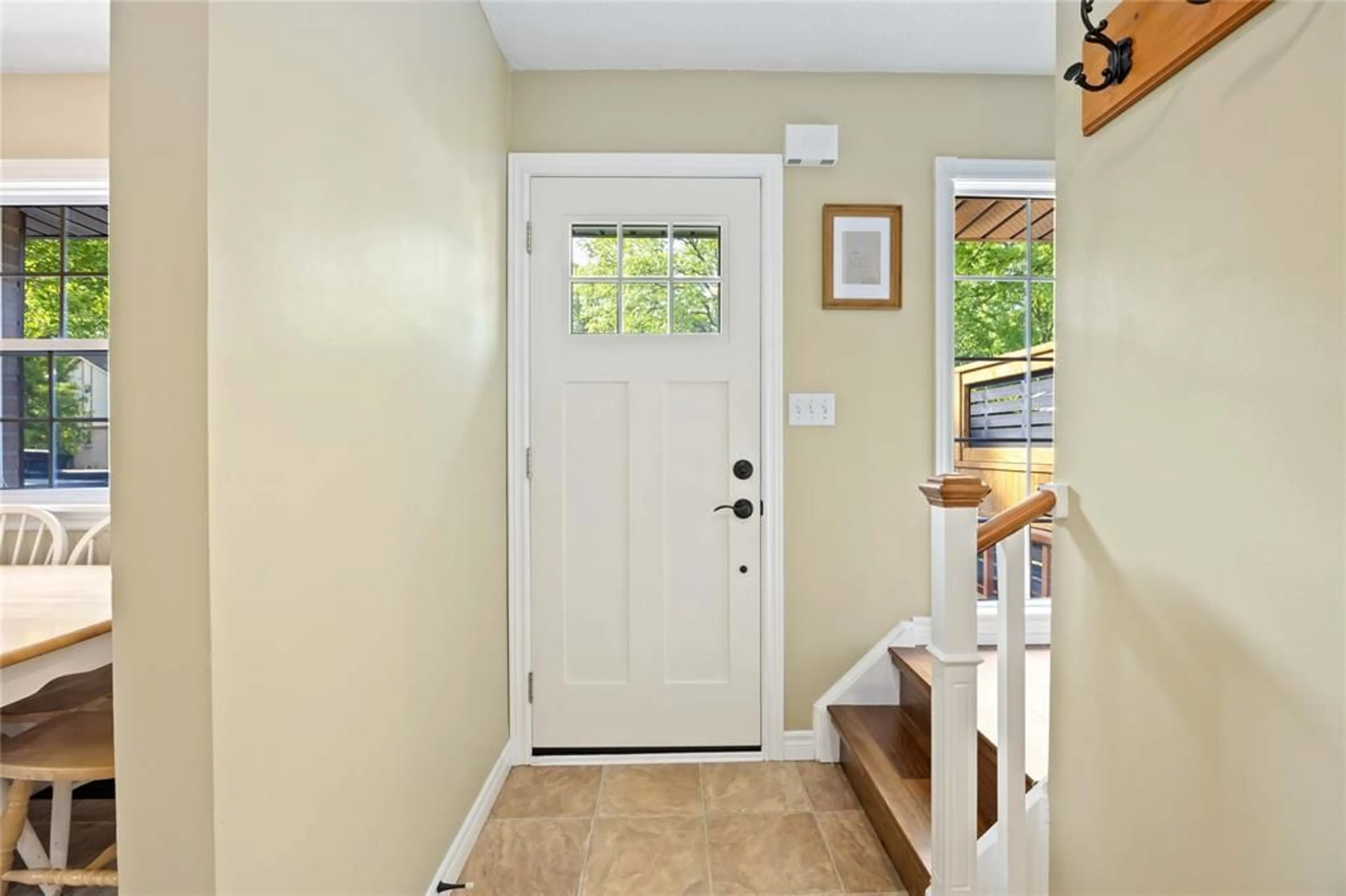 Indoor entryway for 112 FAIRVIEW Pl, Sarnia Ontario N7S 4E1
