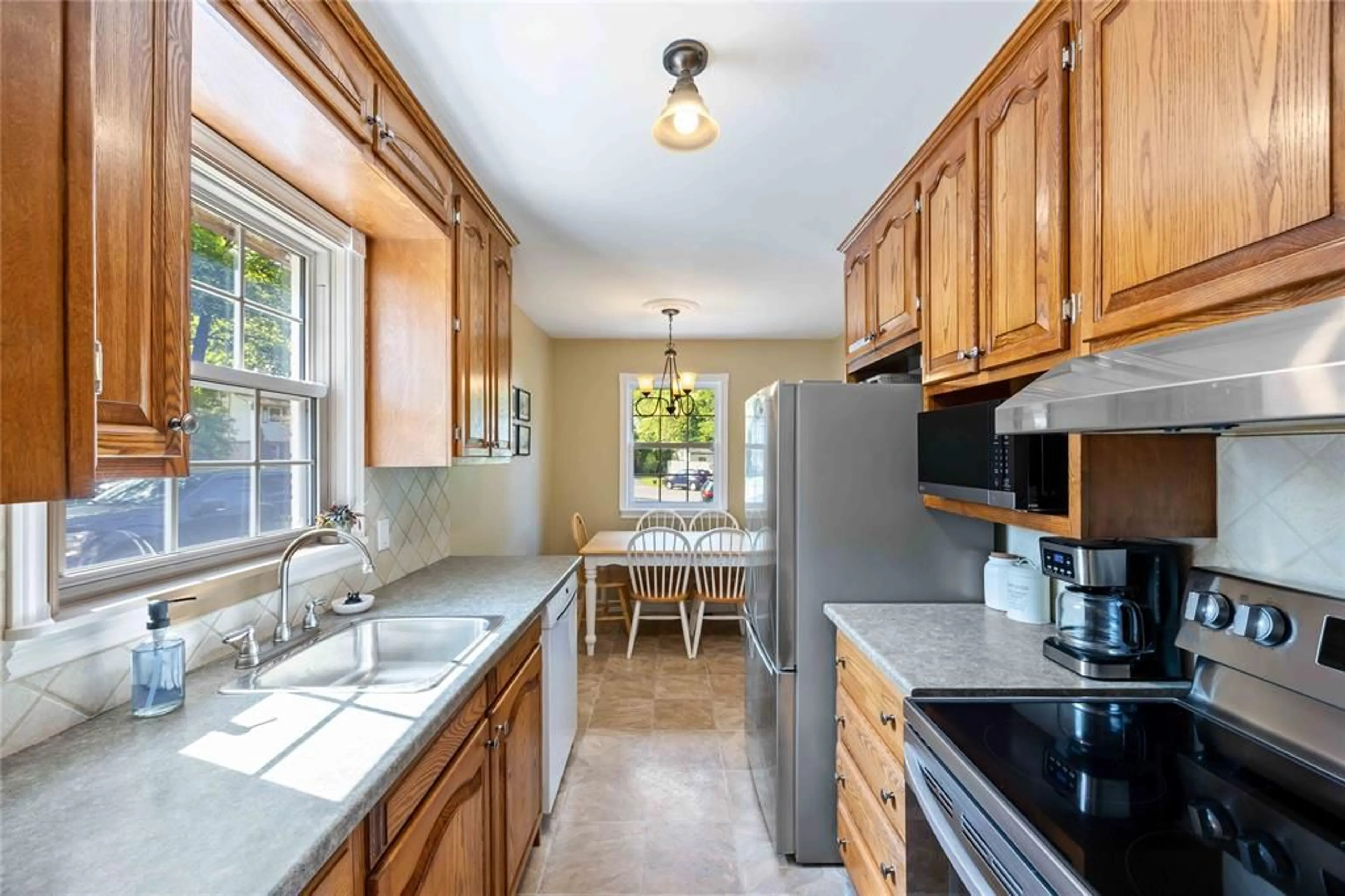Standard kitchen, ceramic/tile floor for 112 FAIRVIEW Pl, Sarnia Ontario N7S 4E1