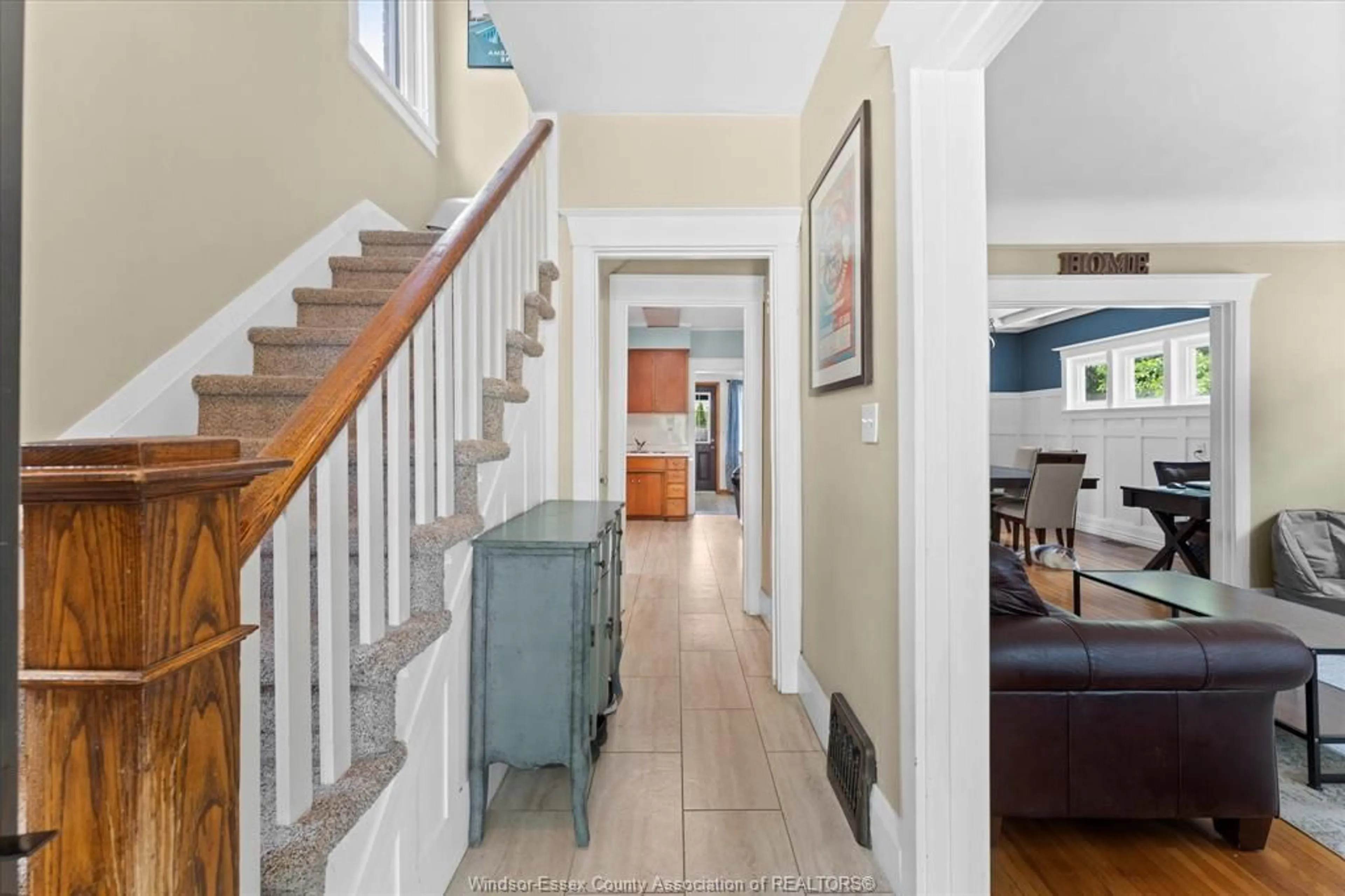 Indoor entryway for 961 RAYMO Rd, Windsor Ontario N8Y 4A7