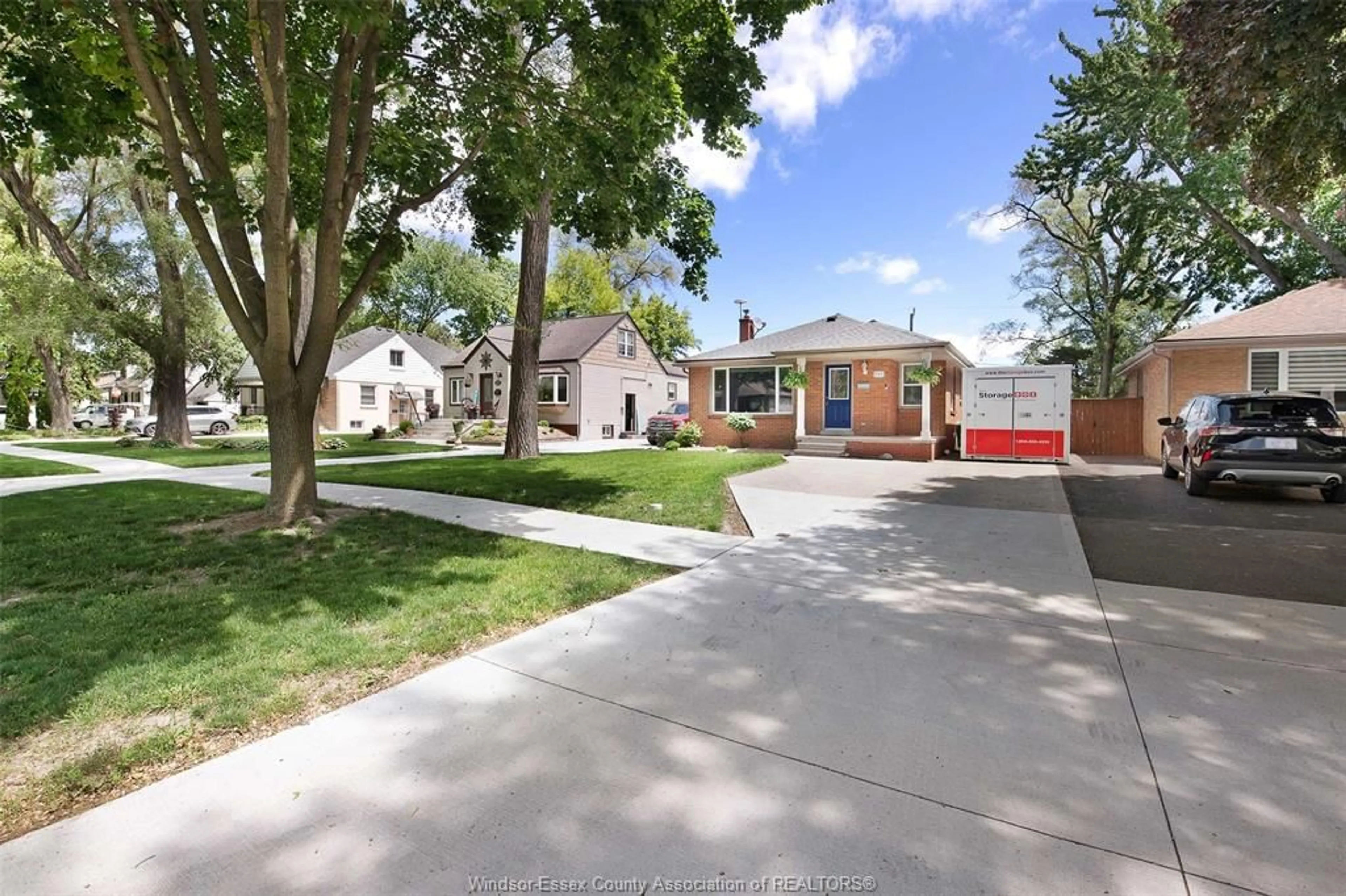 A pic from outside/outdoor area/front of a property/back of a property/a pic from drone, street for 920 ST. PAUL Ave, Windsor Ontario N8S 3L4