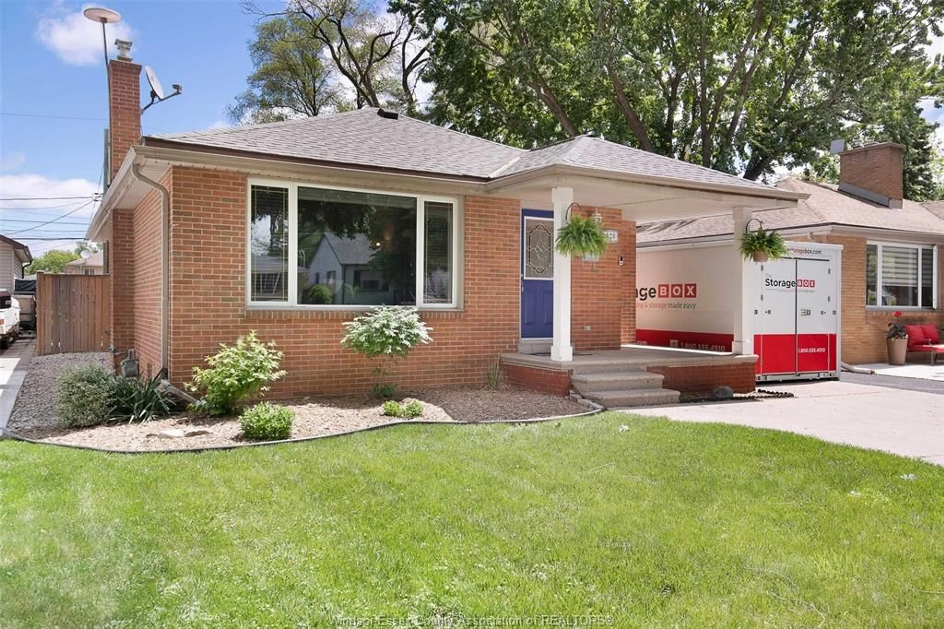 Home with brick exterior material, street for 920 ST. PAUL Ave, Windsor Ontario N8S 3L4