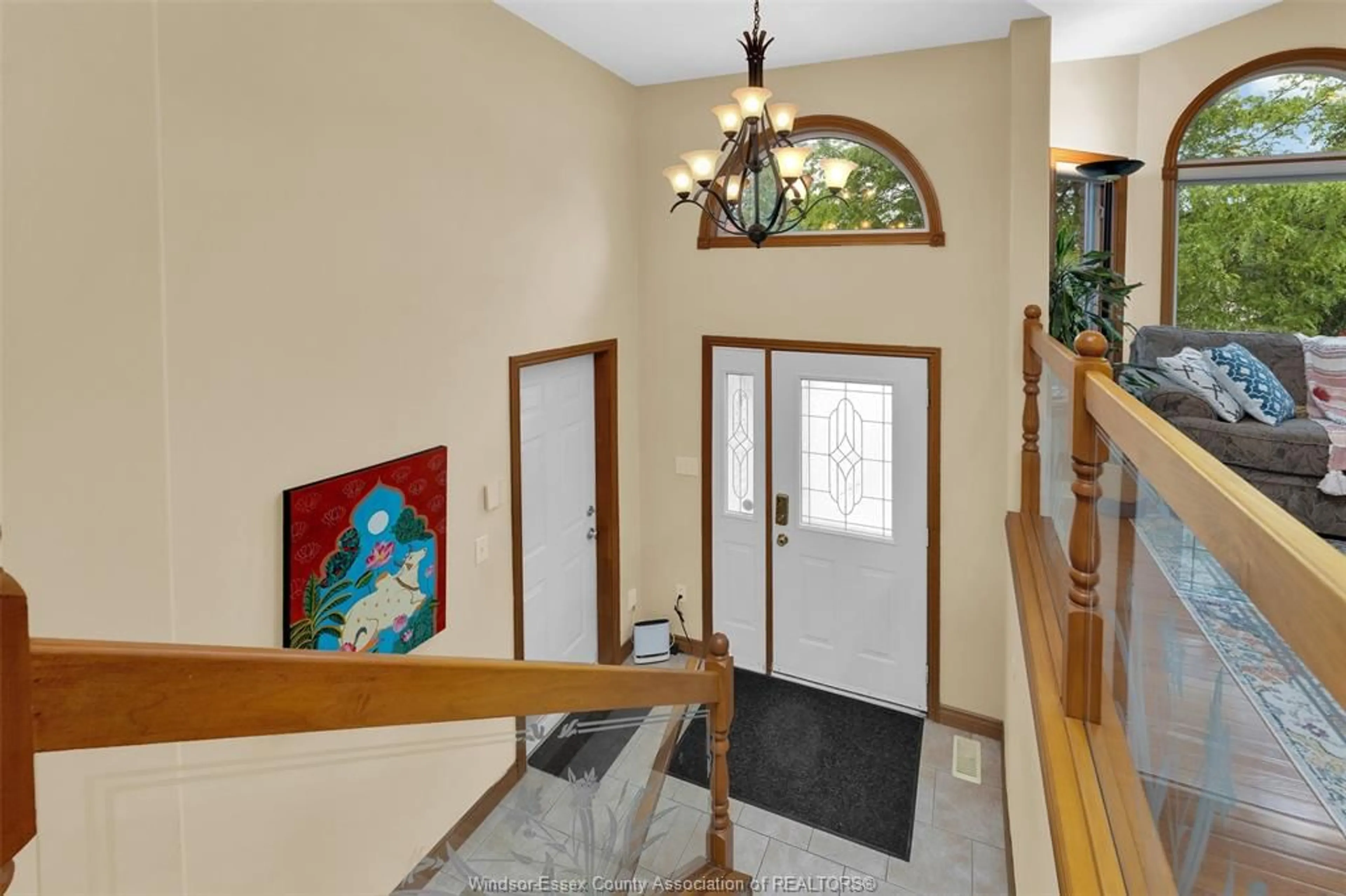 Indoor foyer for 1626 MERIDIAN St, Windsor Ontario N9G 3E7