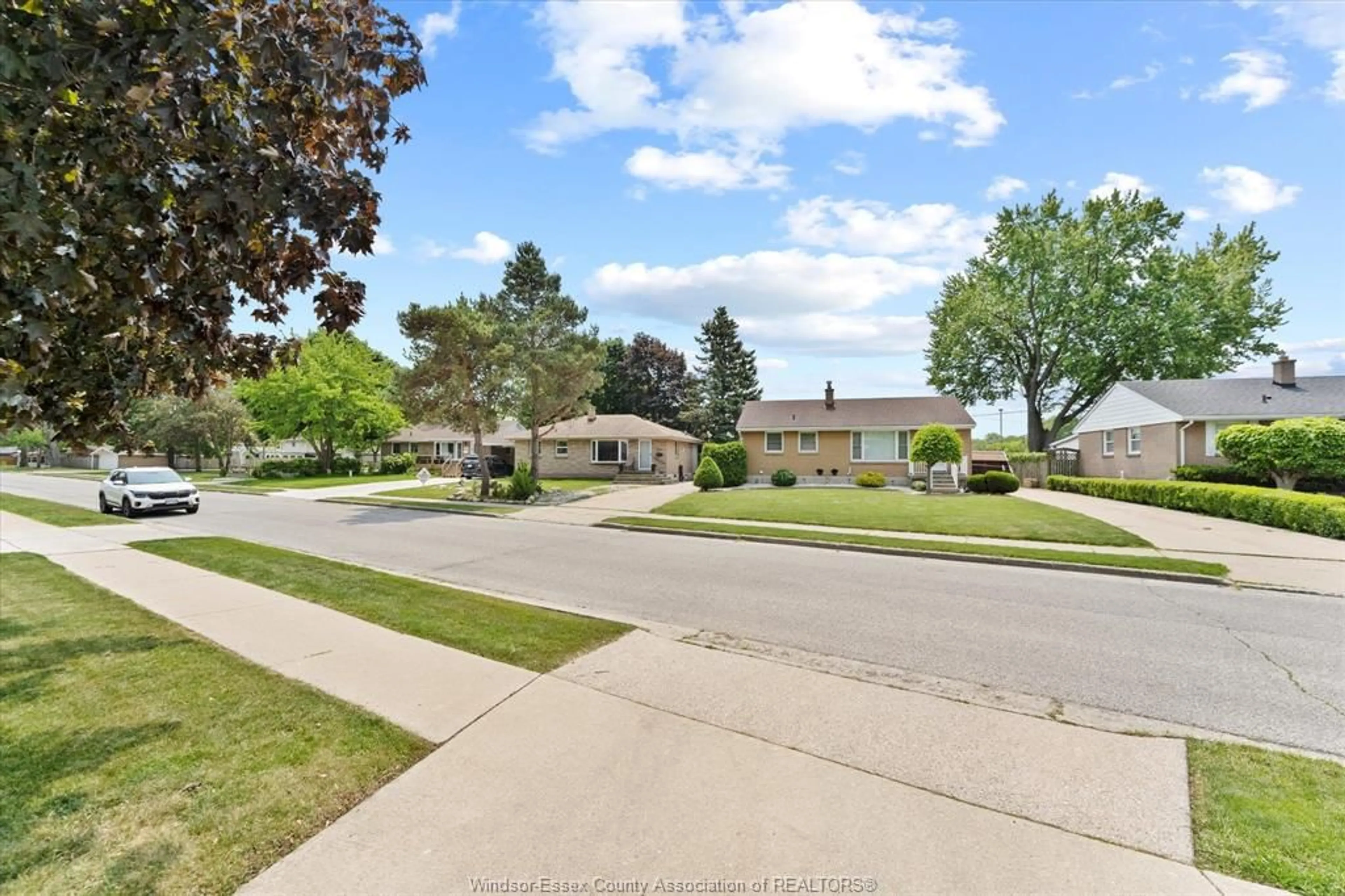 A pic from outside/outdoor area/front of a property/back of a property/a pic from drone, street for 8661 JEROME, Windsor Ontario N8S 1W8