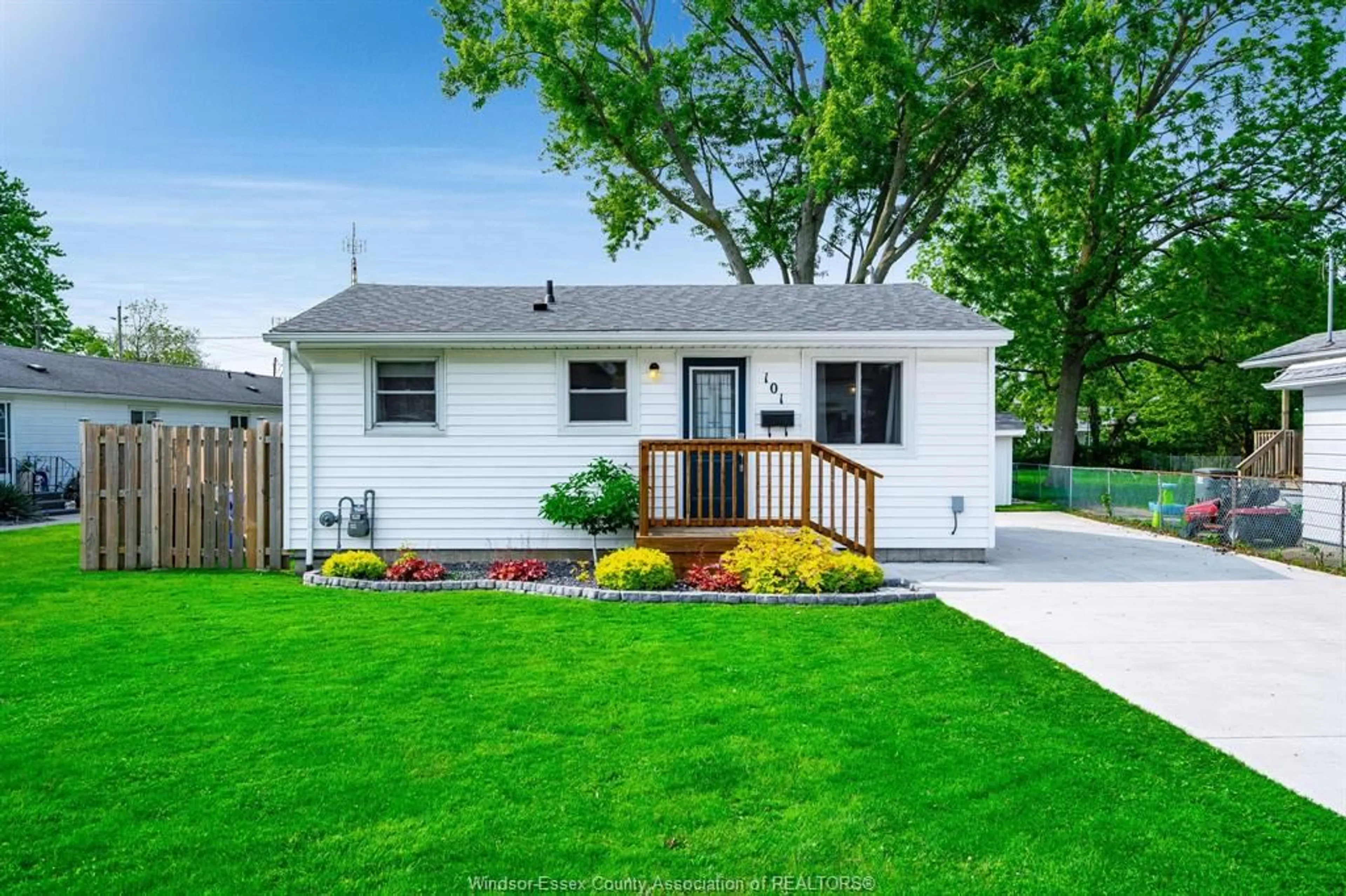 Home with vinyl exterior material, street for 101 Erie St, Kingsville Ontario N9Y 1N2