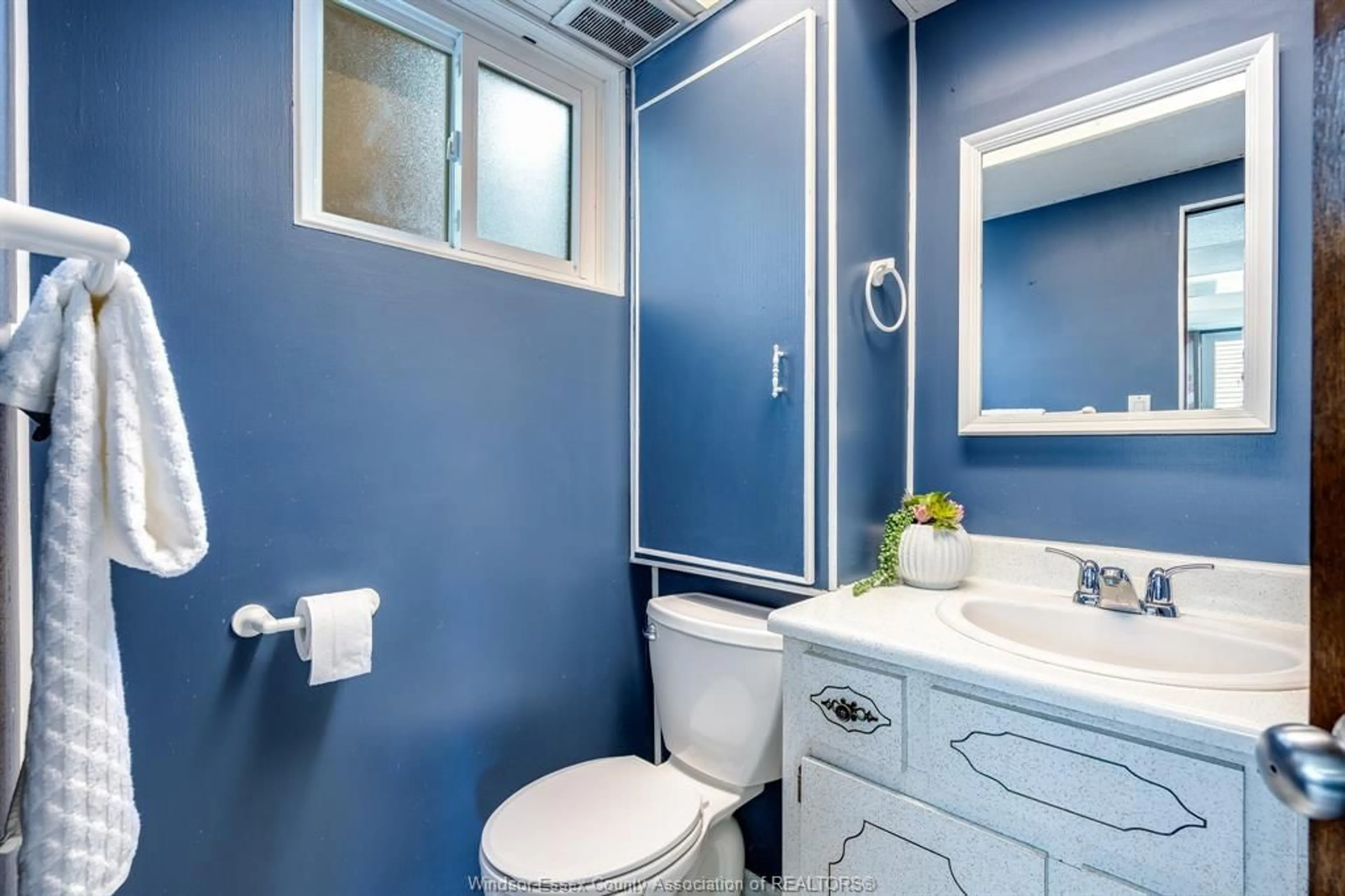 Standard bathroom, ceramic/tile floor for 1117 SUMACH Cres, Windsor Ontario N8S 2S5
