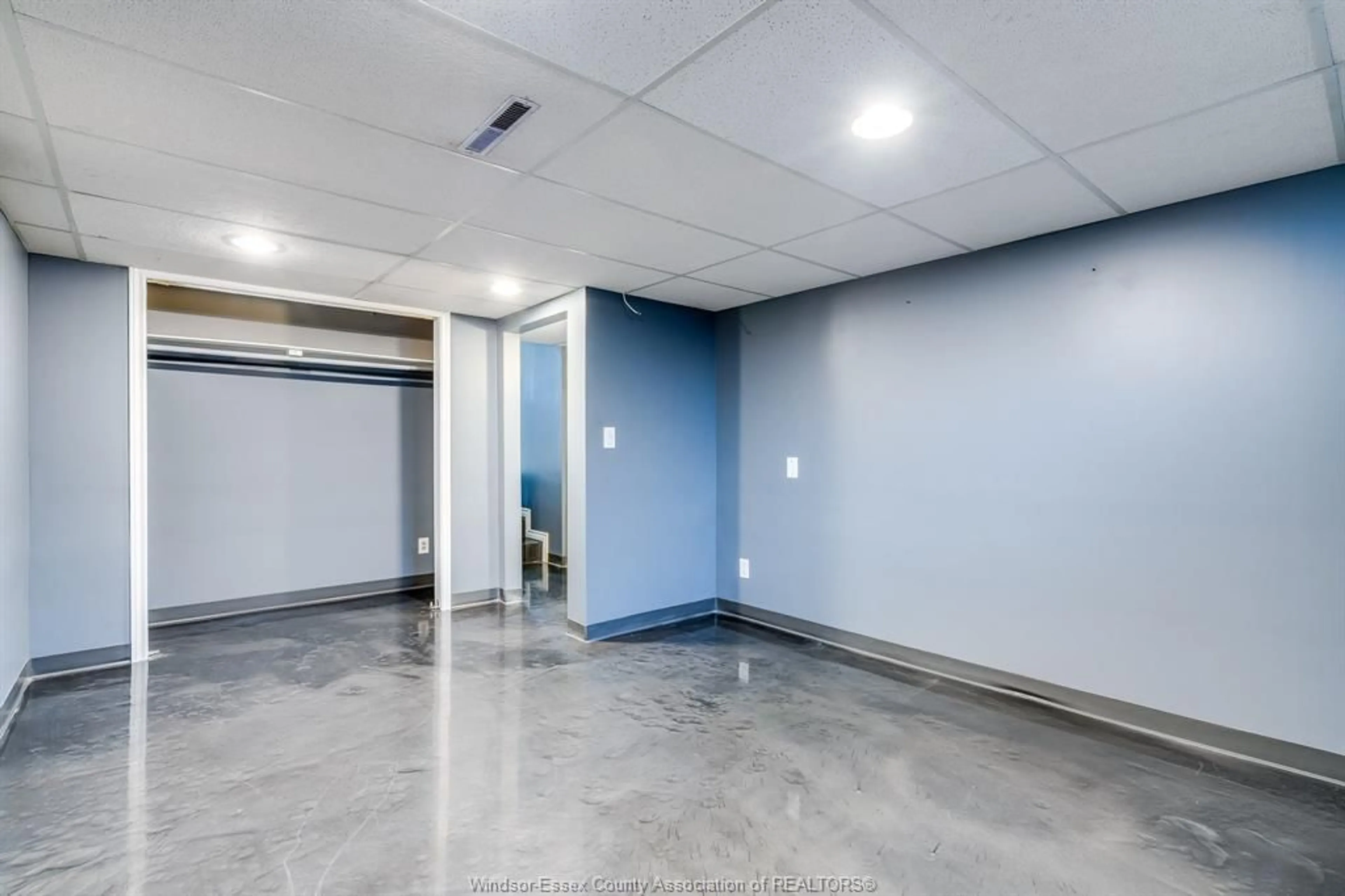 Indoor foyer for 1117 SUMACH Cres, Windsor Ontario N8S 2S5