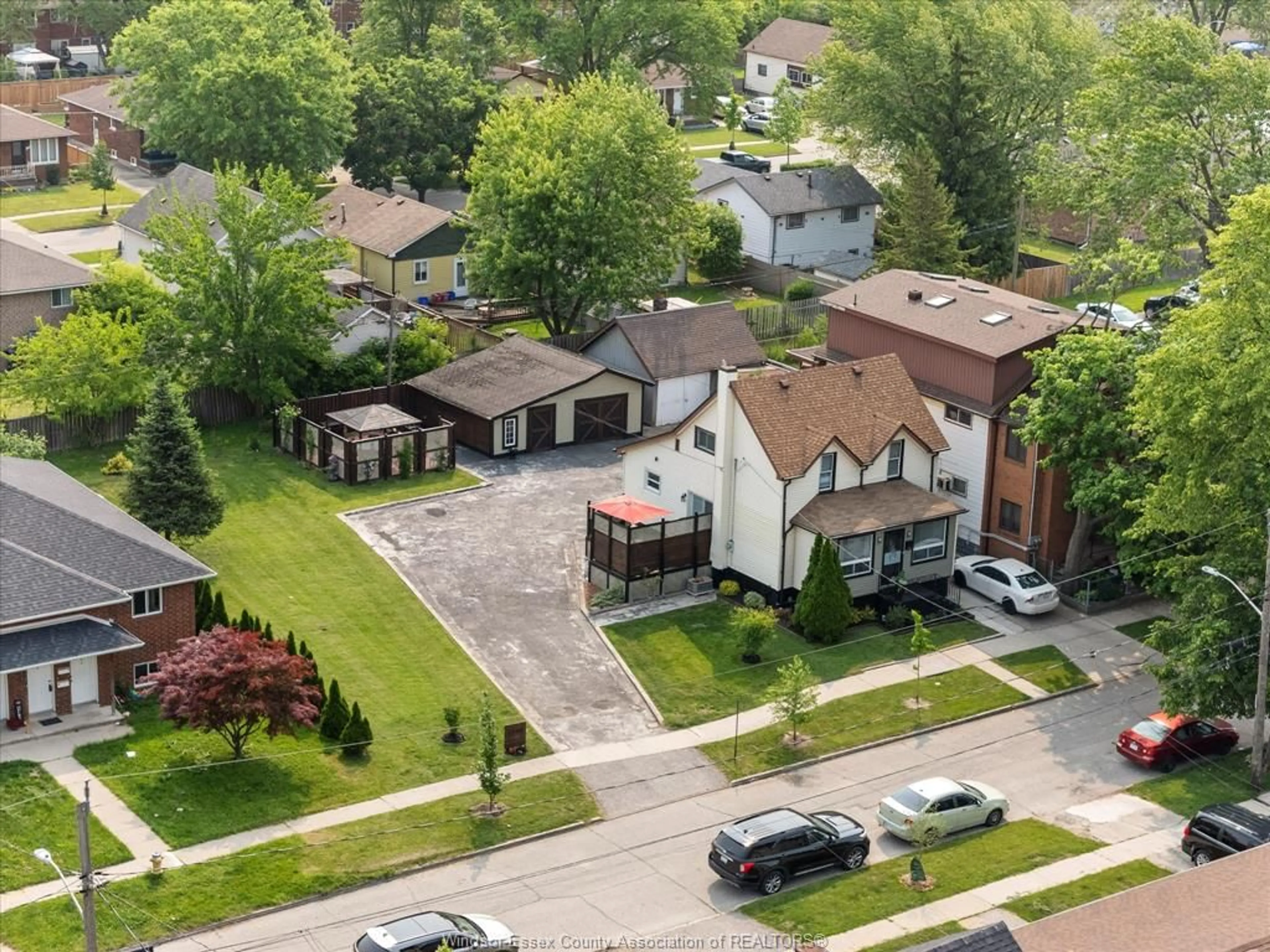A pic from outside/outdoor area/front of a property/back of a property/a pic from drone, street for 1248 HIGH St, Windsor Ontario N8Y 4B2
