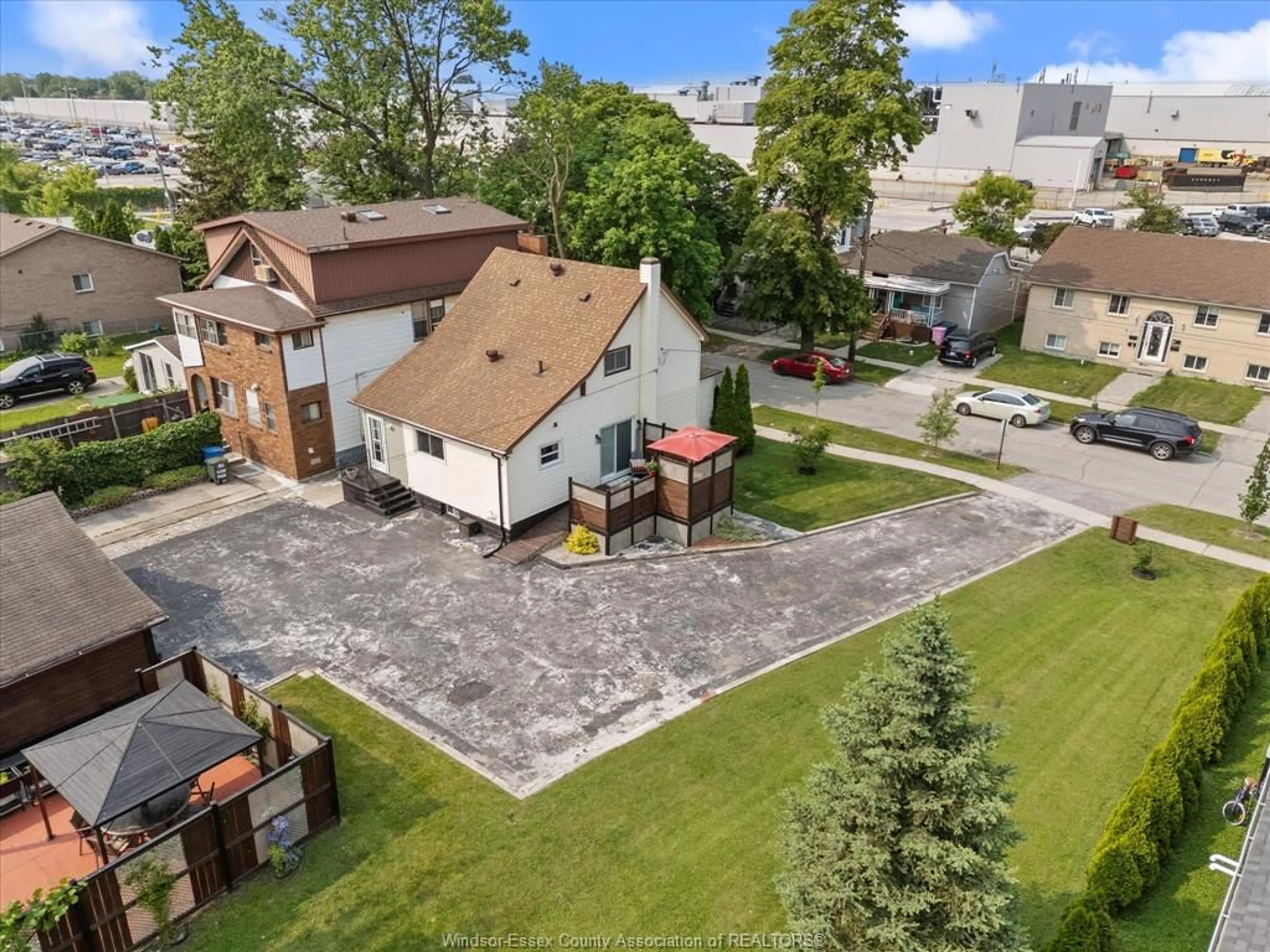 A pic from outside/outdoor area/front of a property/back of a property/a pic from drone, street for 1248 HIGH St, Windsor Ontario N8Y 4B2