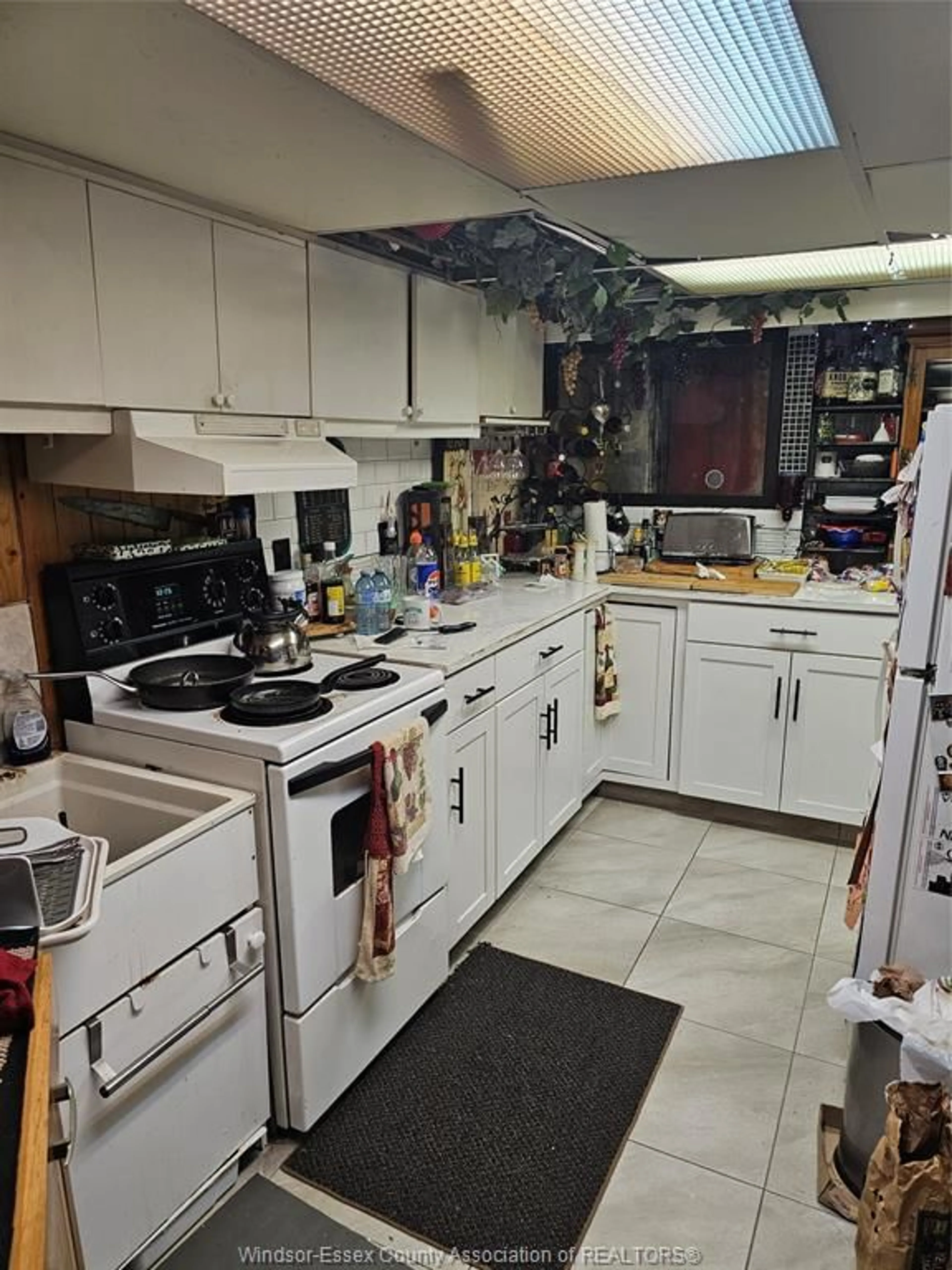 Standard kitchen, unknown for 9335 LITTLE RIVER Rd, Windsor Ontario N8S 4J8