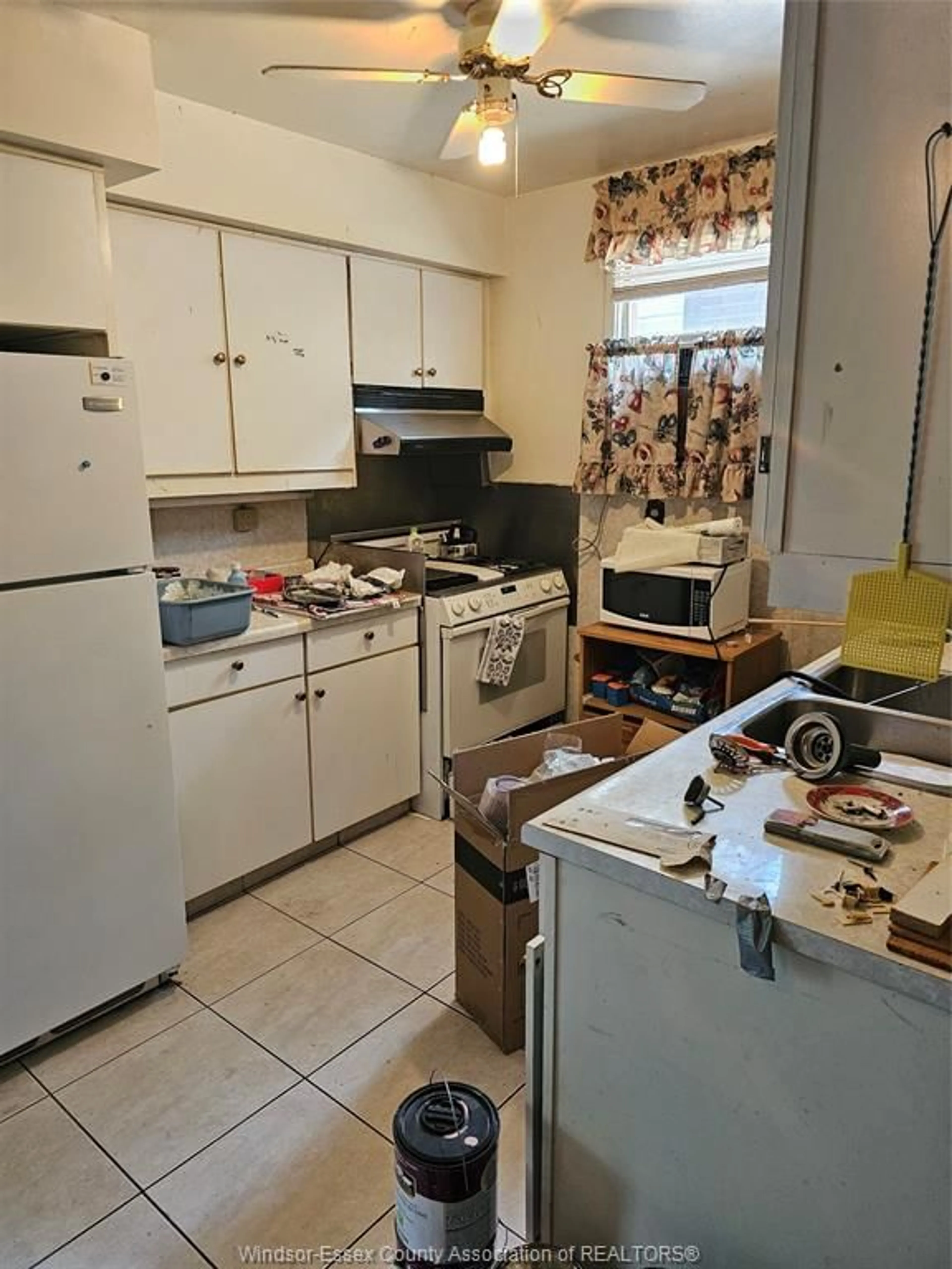 Standard kitchen, unknown for 9335 LITTLE RIVER Rd, Windsor Ontario N8S 4J8