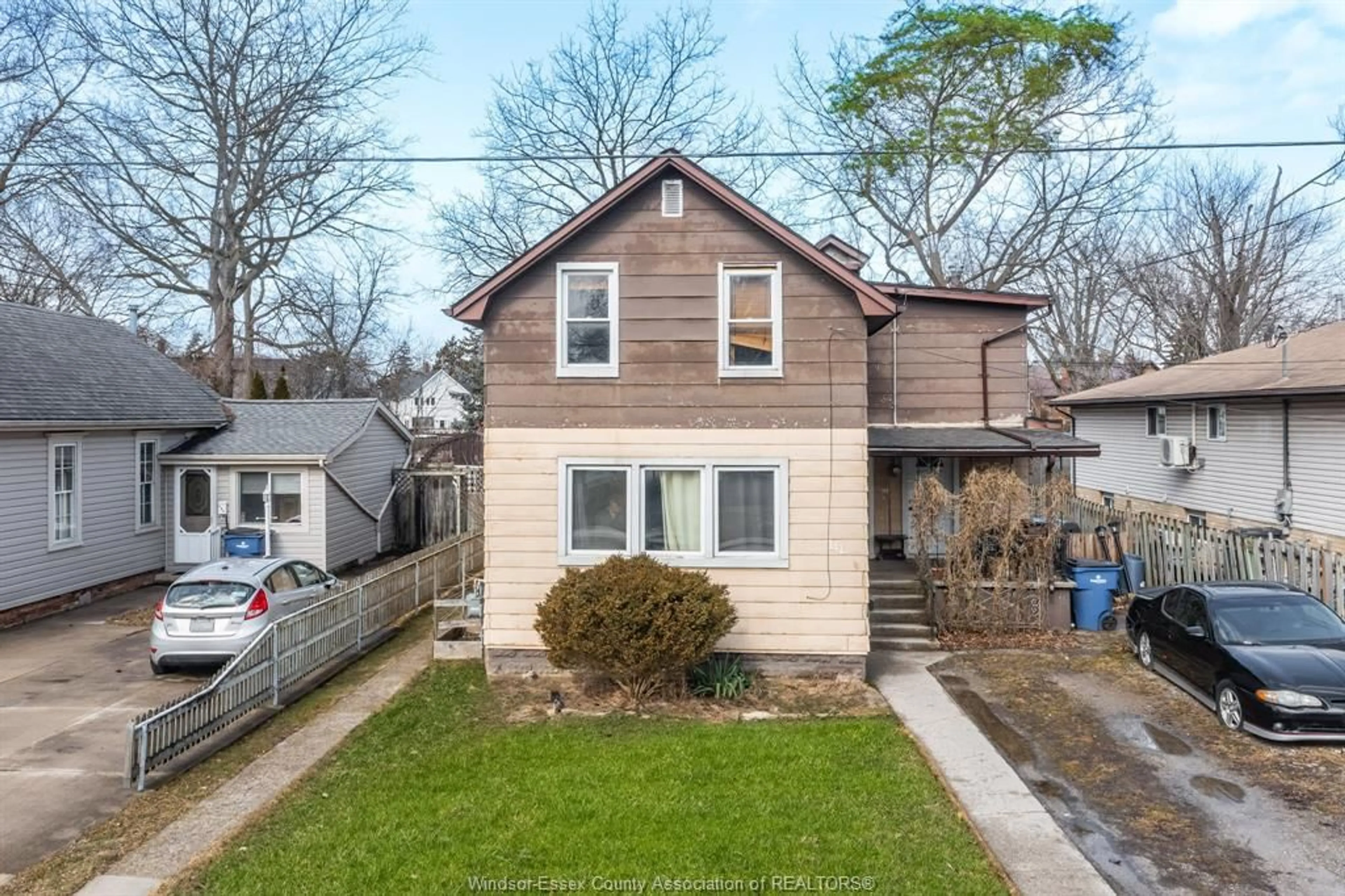 A pic from outside/outdoor area/front of a property/back of a property/a pic from drone, street for 141 HARVEY St, Chatham Ontario N7M 1M6