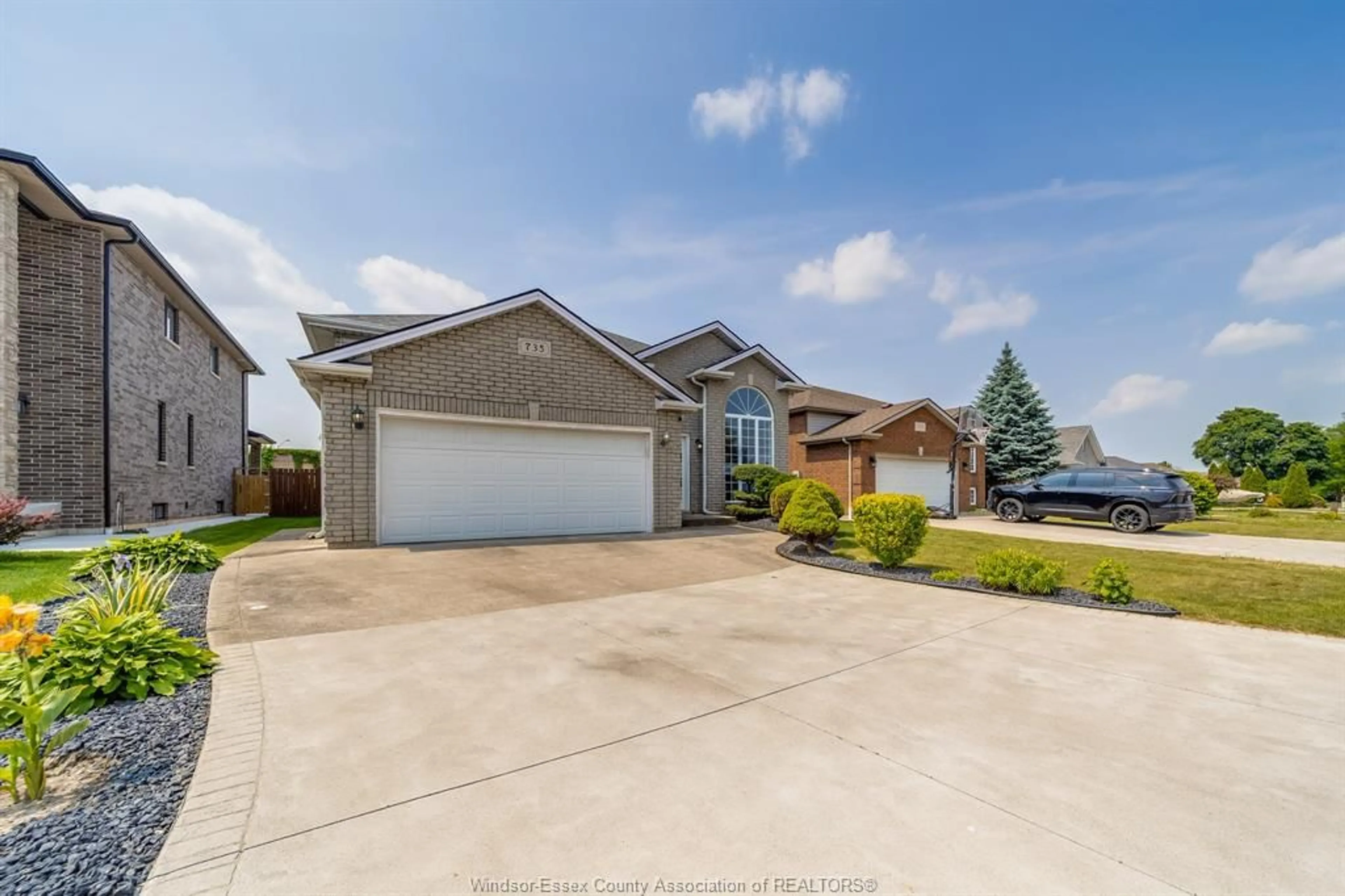 A pic from outside/outdoor area/front of a property/back of a property/a pic from drone, street for 735 ALPENROSE Crt, Windsor Ontario N9G 2X7