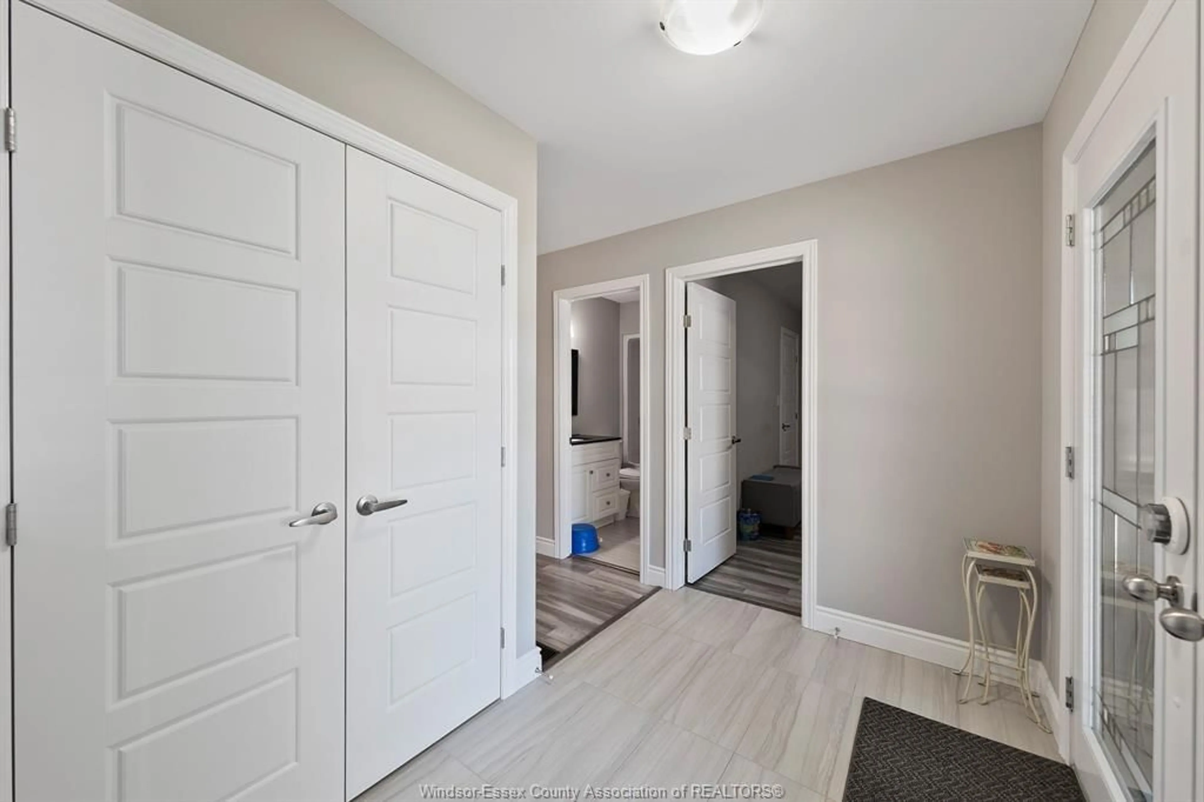 Indoor entryway for 1226 KAMLOOPS, Windsor Ontario N8W 5V2