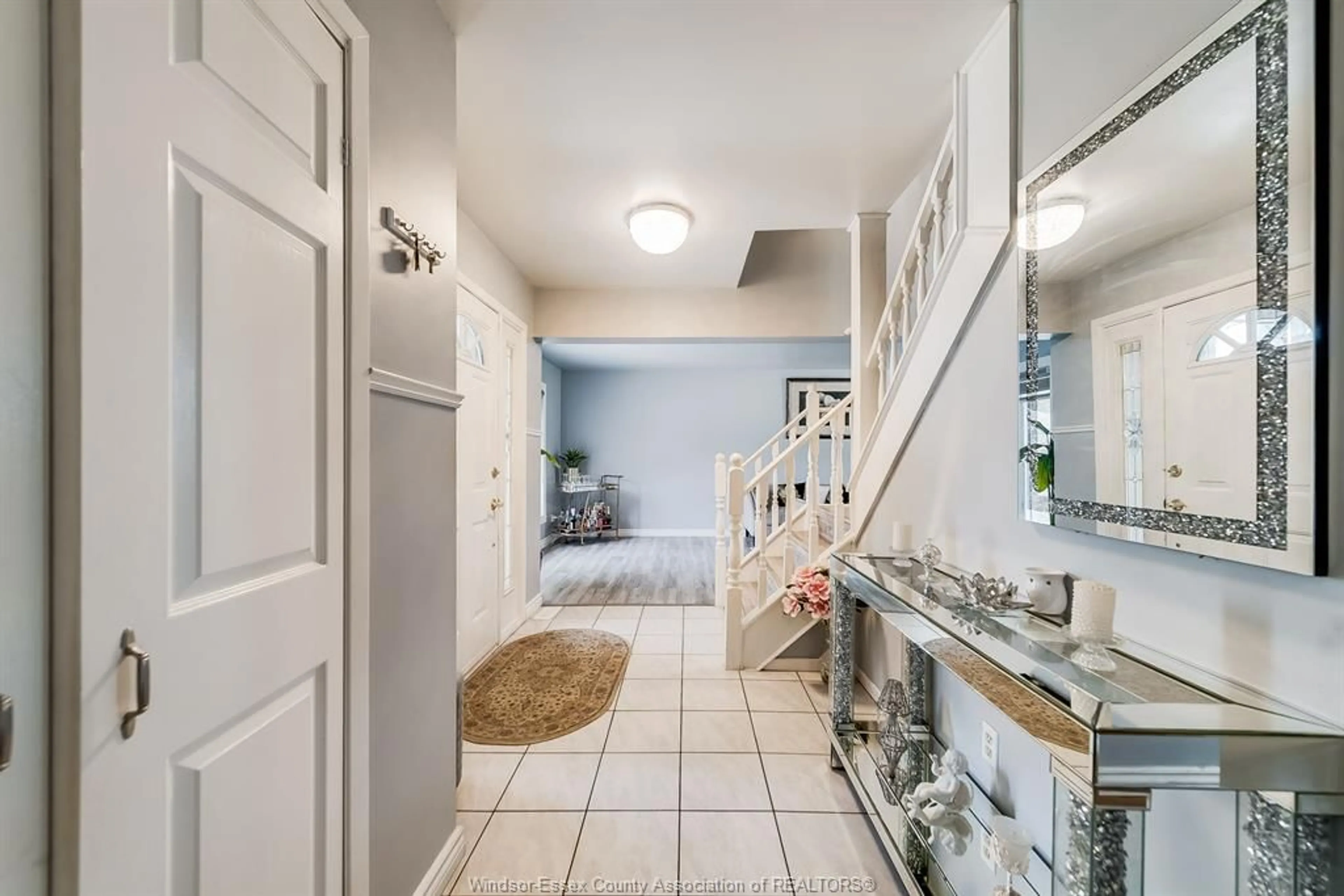 Indoor entryway for 3169 CLEMENCEAU Blvd, Windsor Ontario N8T 2R6