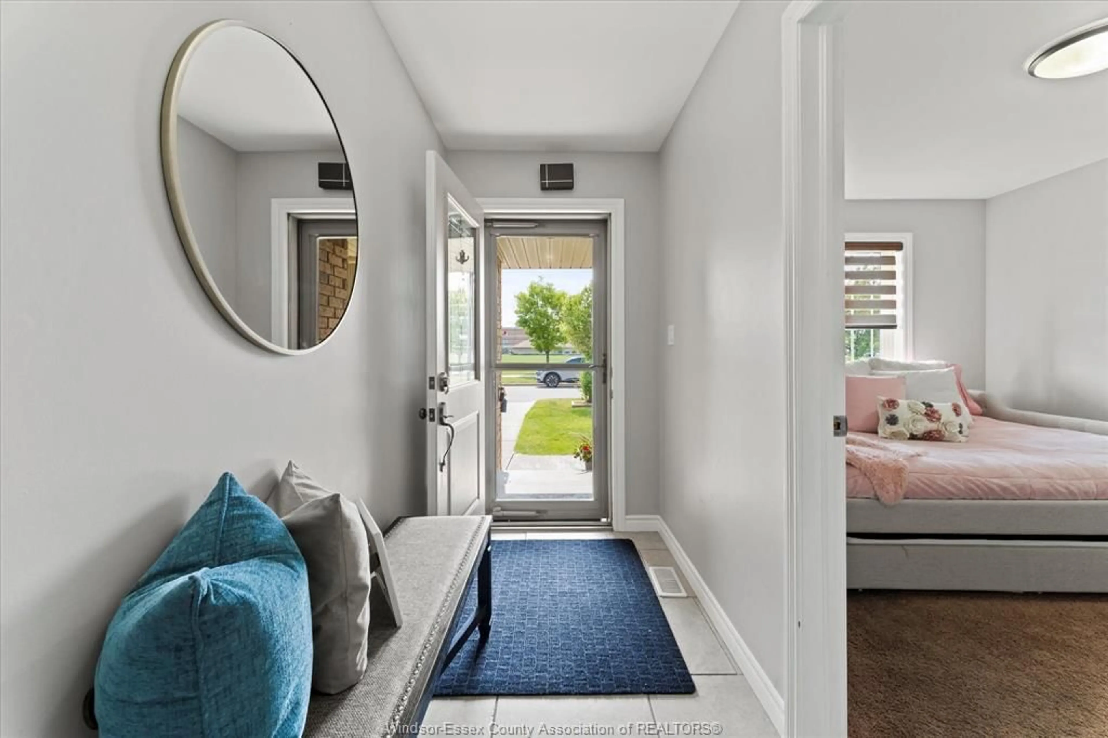Indoor entryway for 2370 CYPRESS Ave, Windsor Ontario N8P 0A7