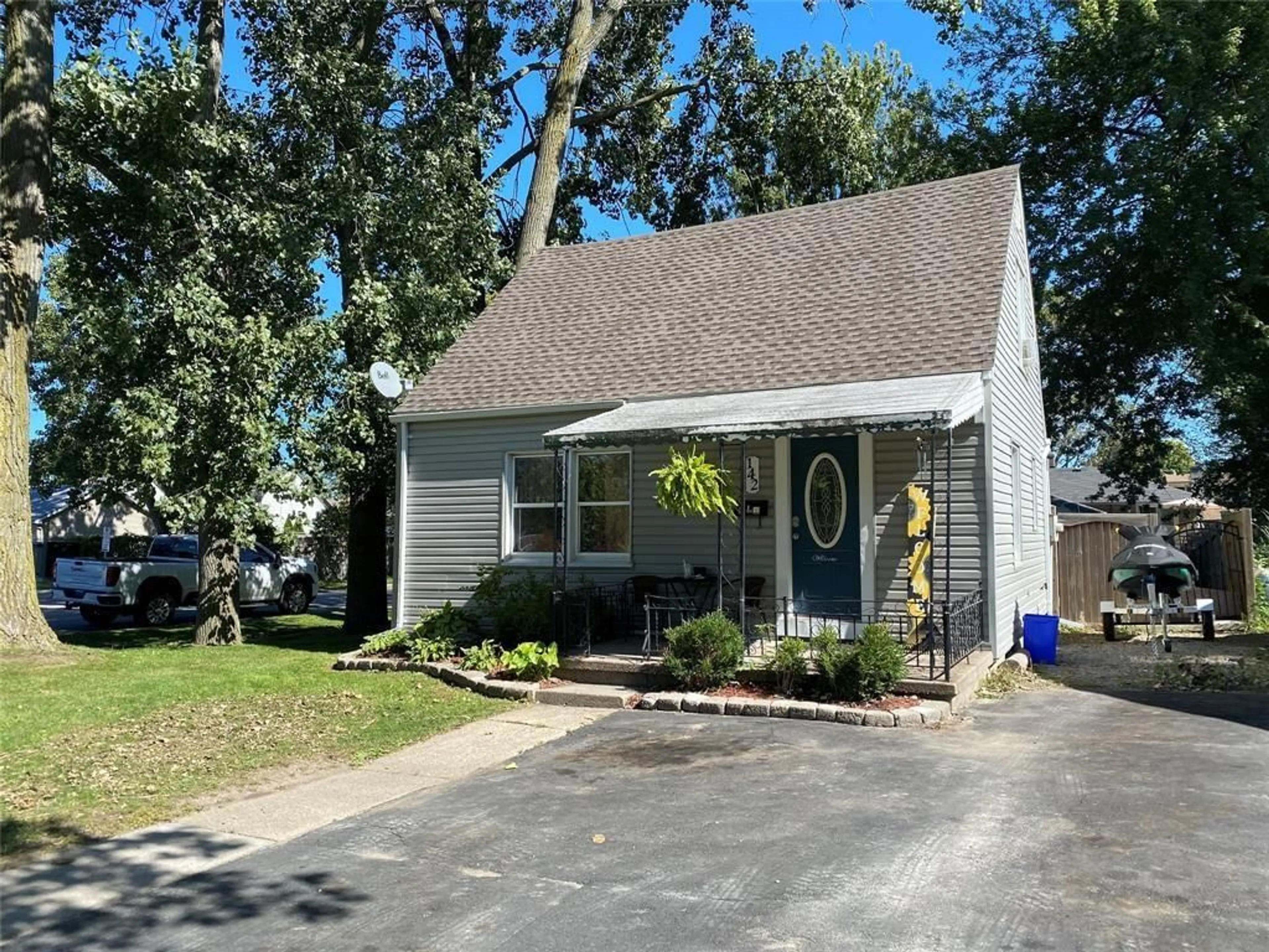 Home with vinyl exterior material, street for 142 WALNUT Ave, Sarnia Ontario N7T 4K4