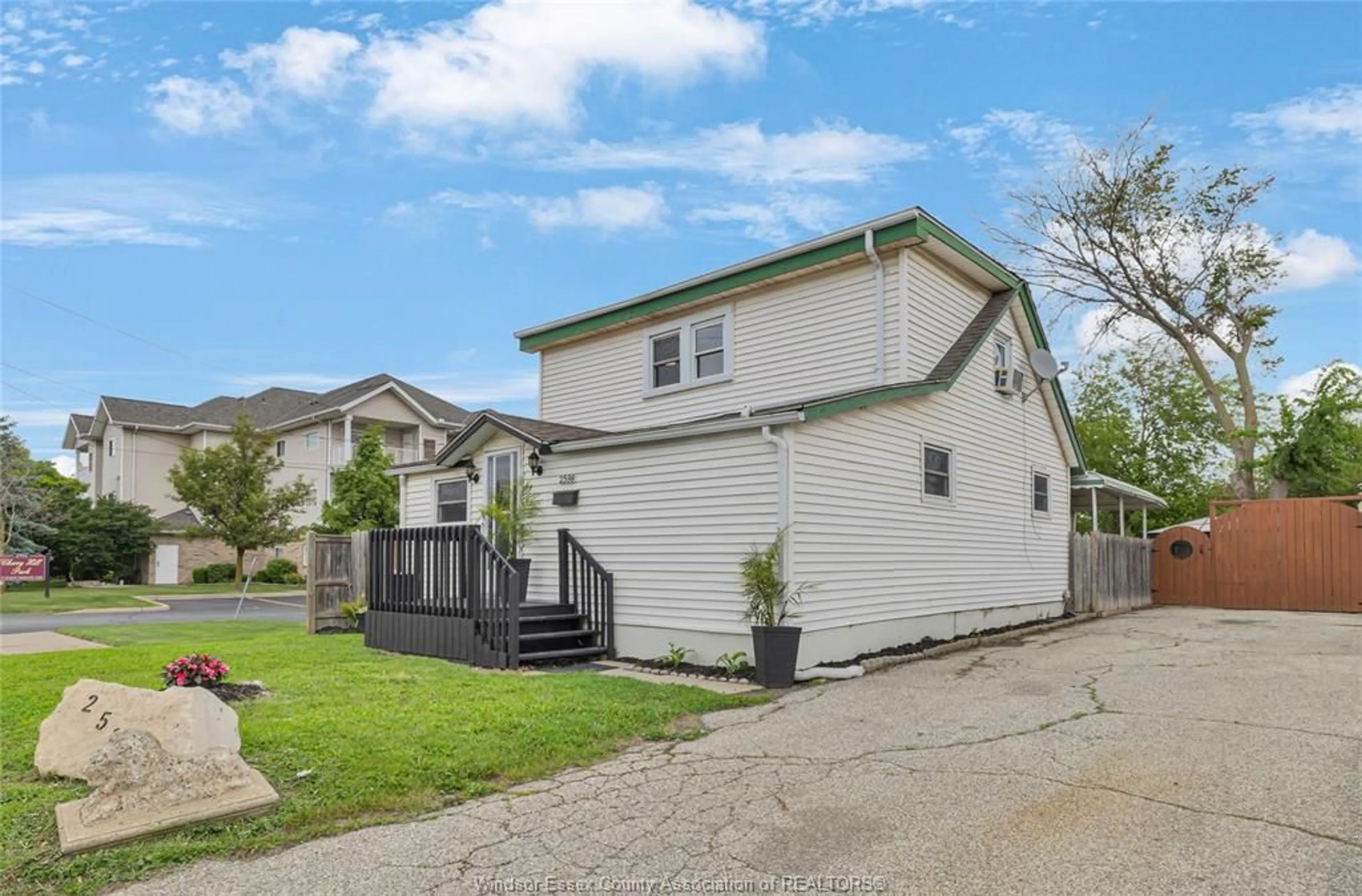 A pic from outside/outdoor area/front of a property/back of a property/a pic from drone, street for 2598 PILLETTE Rd, Windsor Ontario N8T 3R5