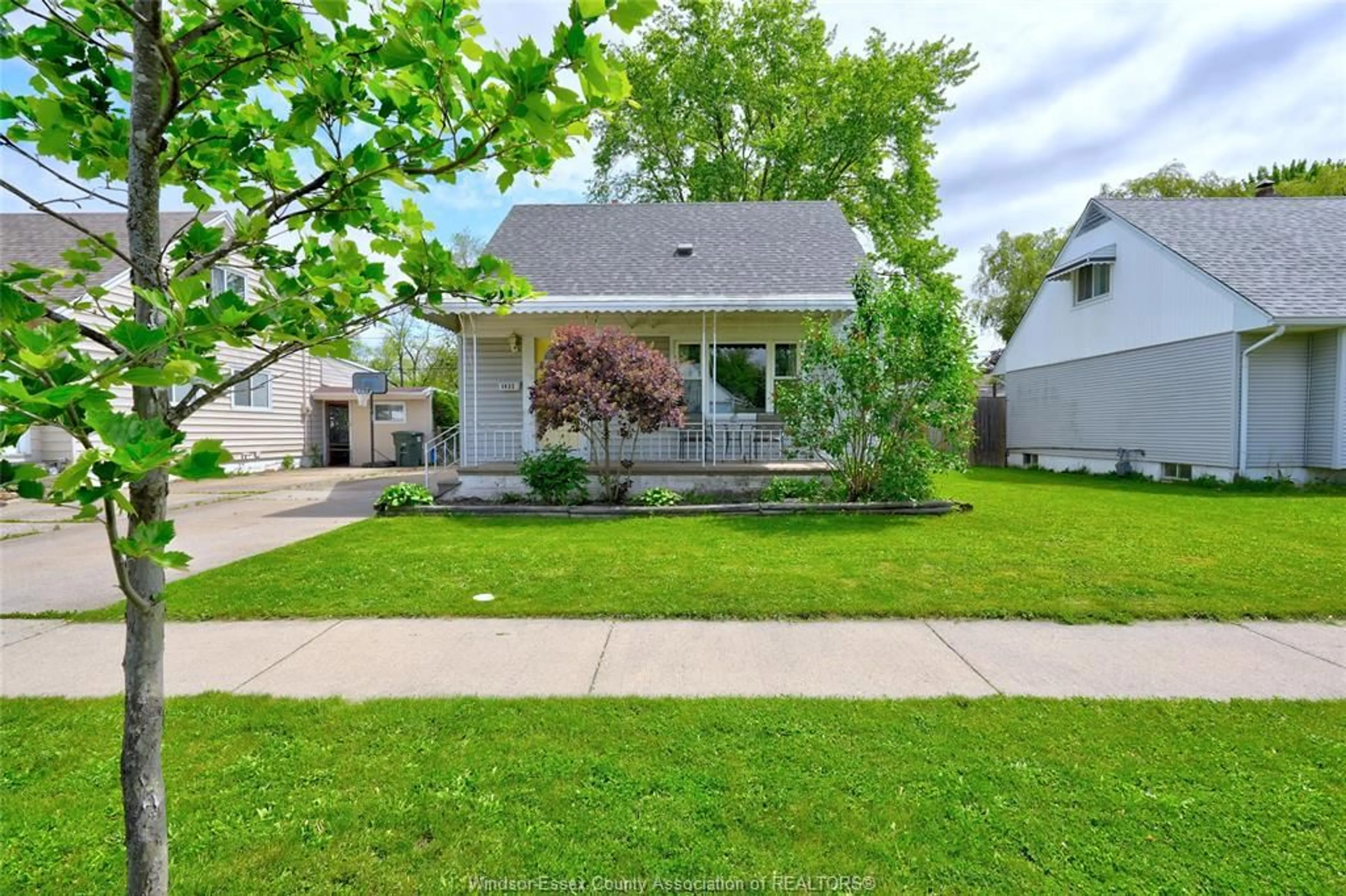 A pic from outside/outdoor area/front of a property/back of a property/a pic from drone, street for 1432 TOURANGEAU, Windsor Ontario N8Y 1S2