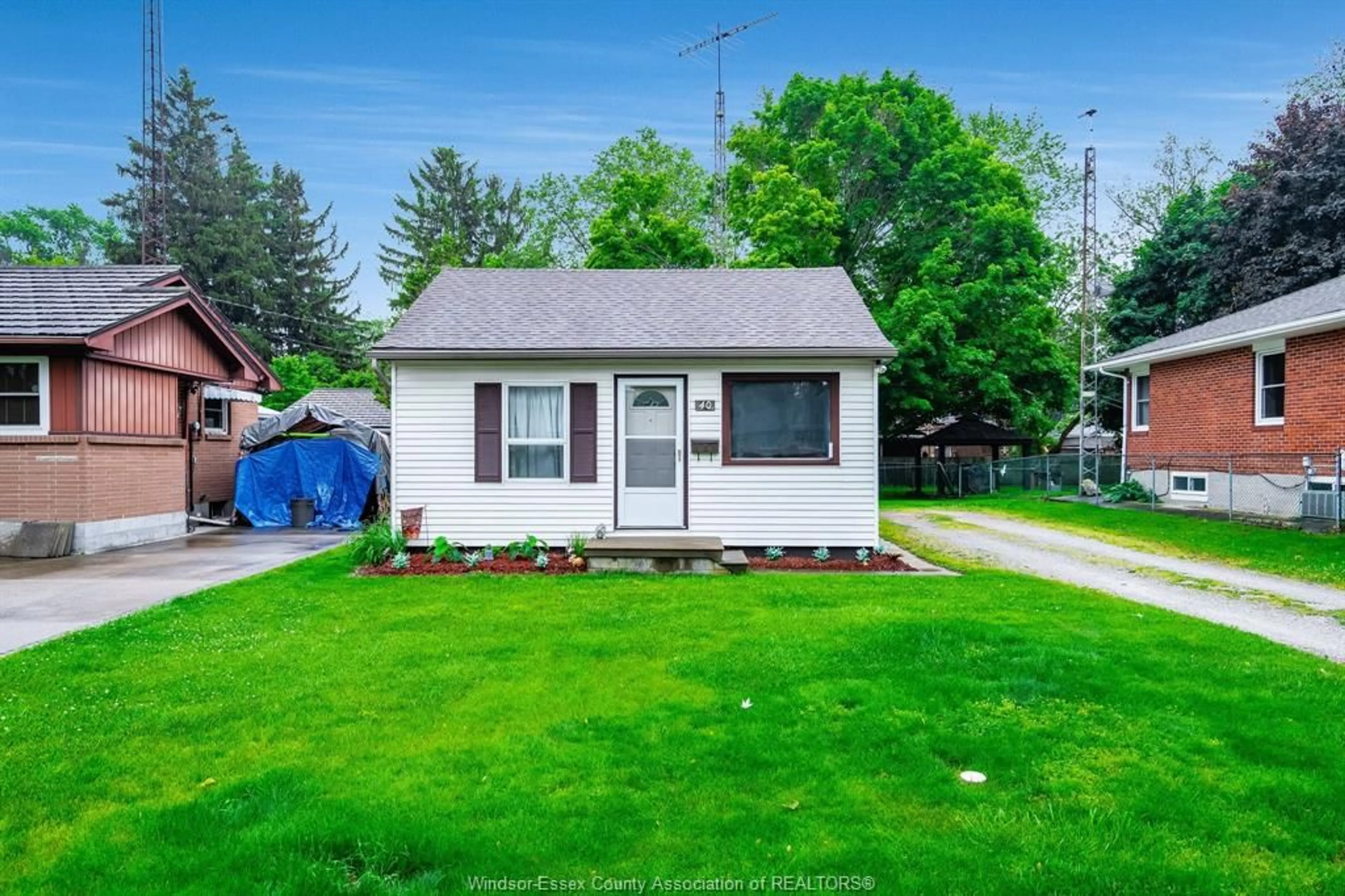 Home with vinyl exterior material, street for 40 Grace Ave, Leamington Ontario N8H 1K9